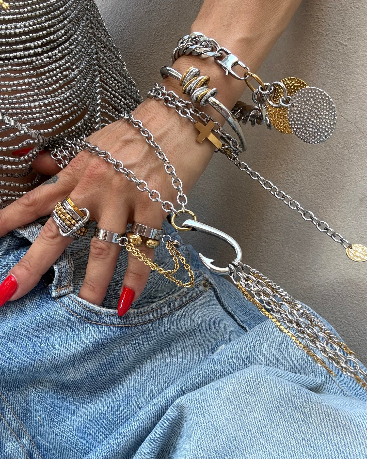HOOK CASCADE NECKLACE