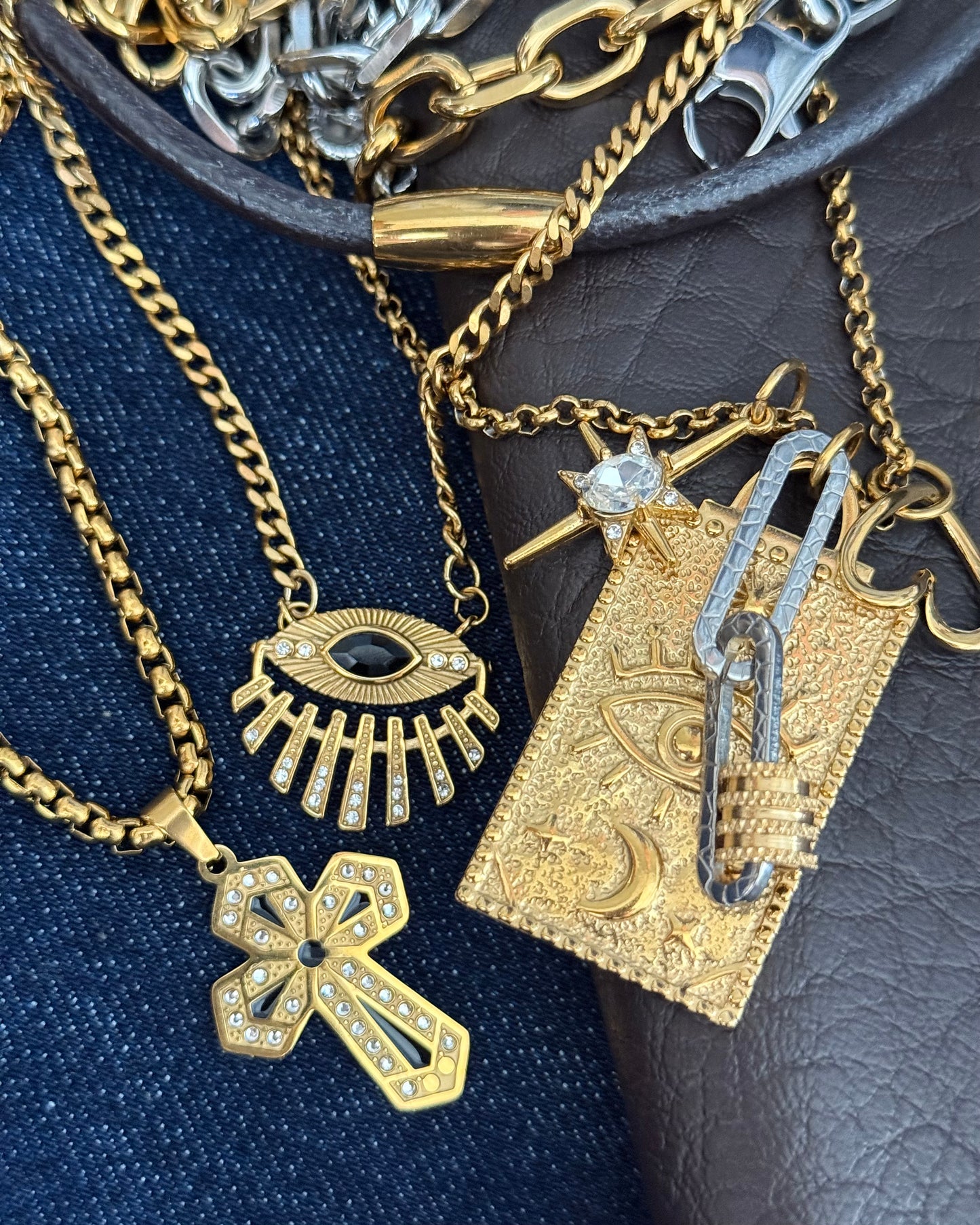 GOLDEN GAZE NECKLACE