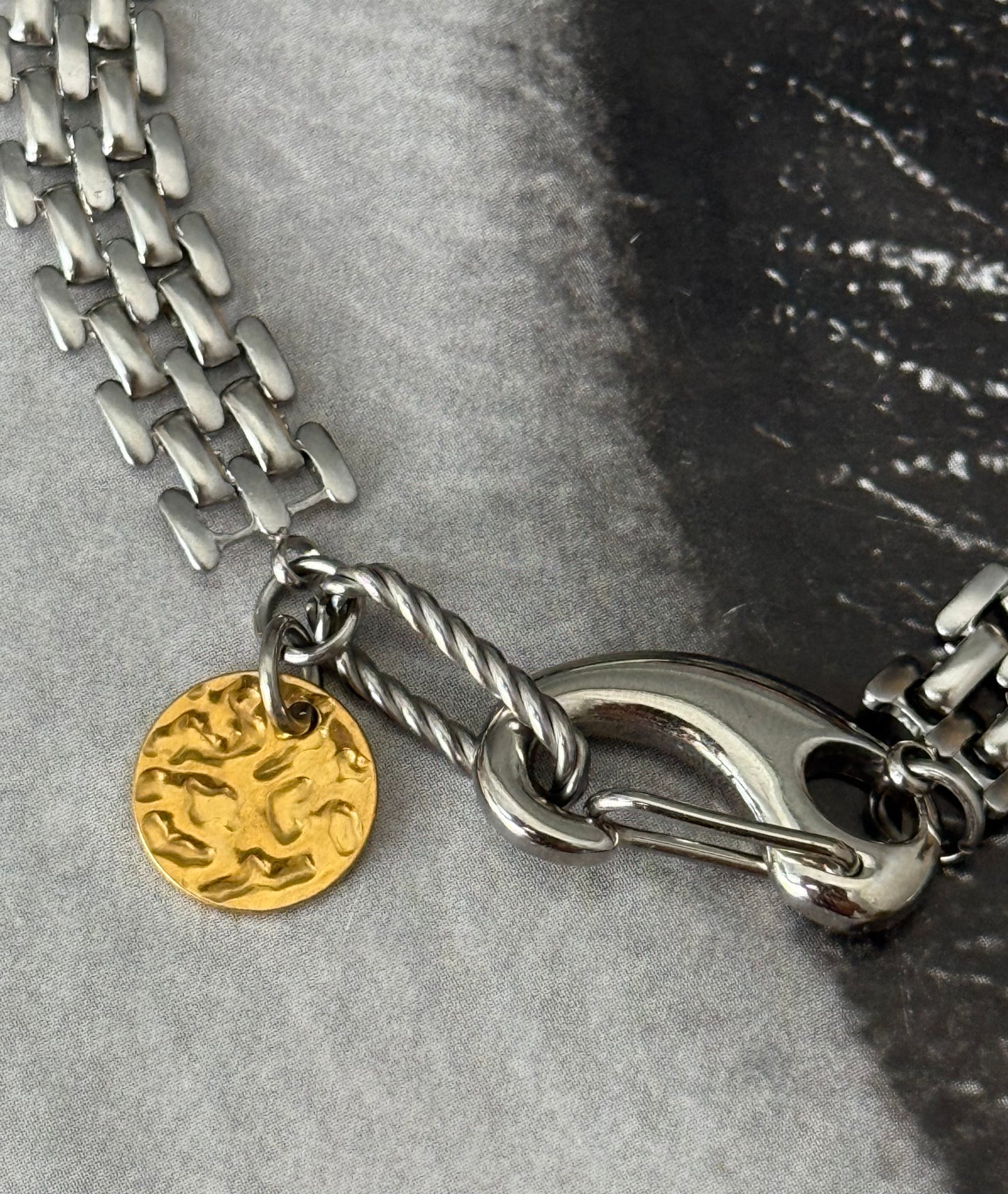 GOLDEN DOT CHOKER