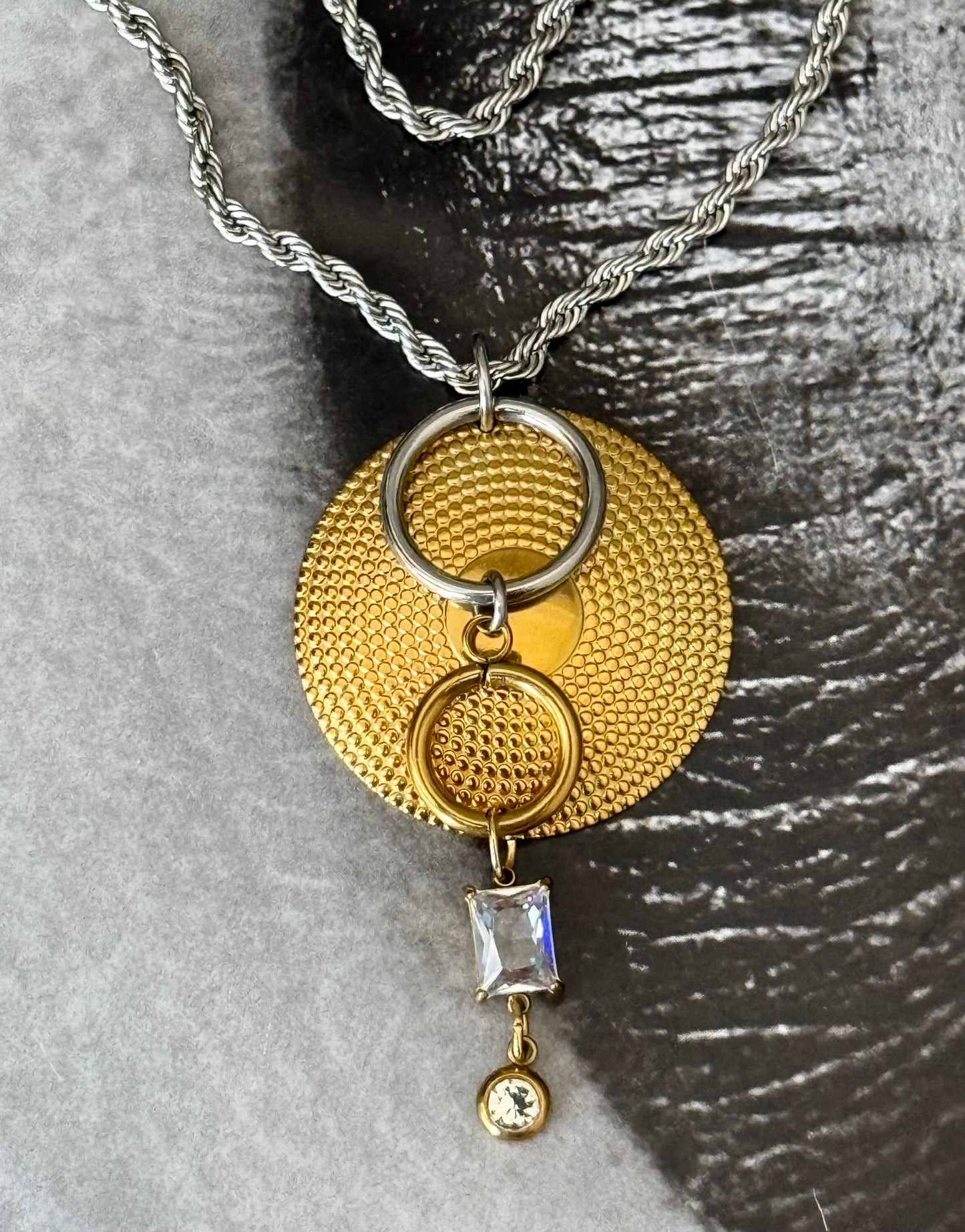 RADIANT CICLES NECKLACE