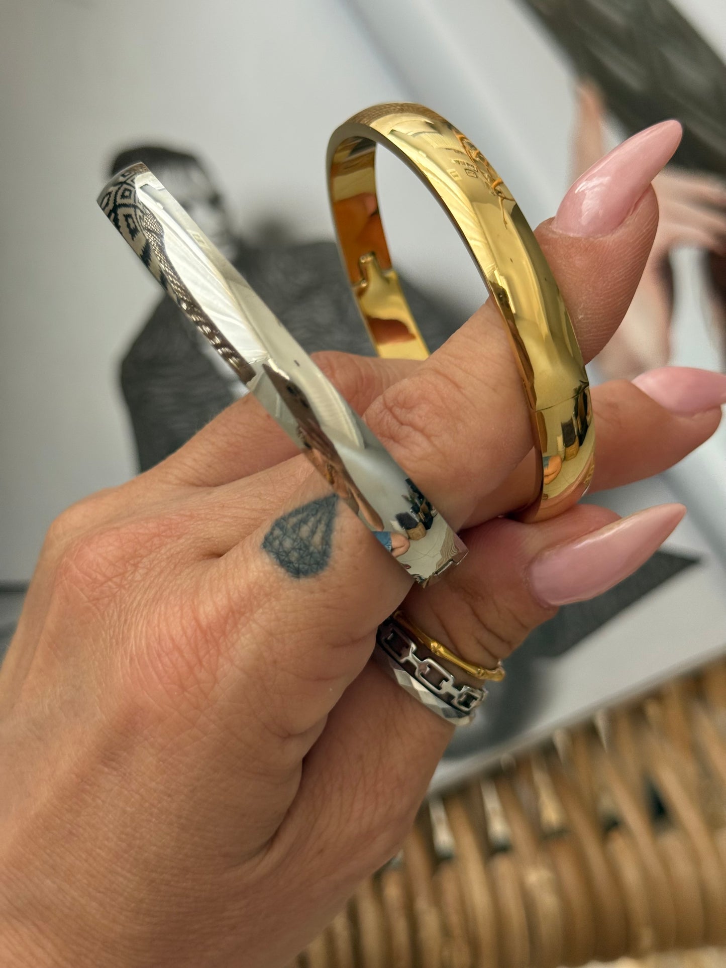 PURE LINE BANGLE