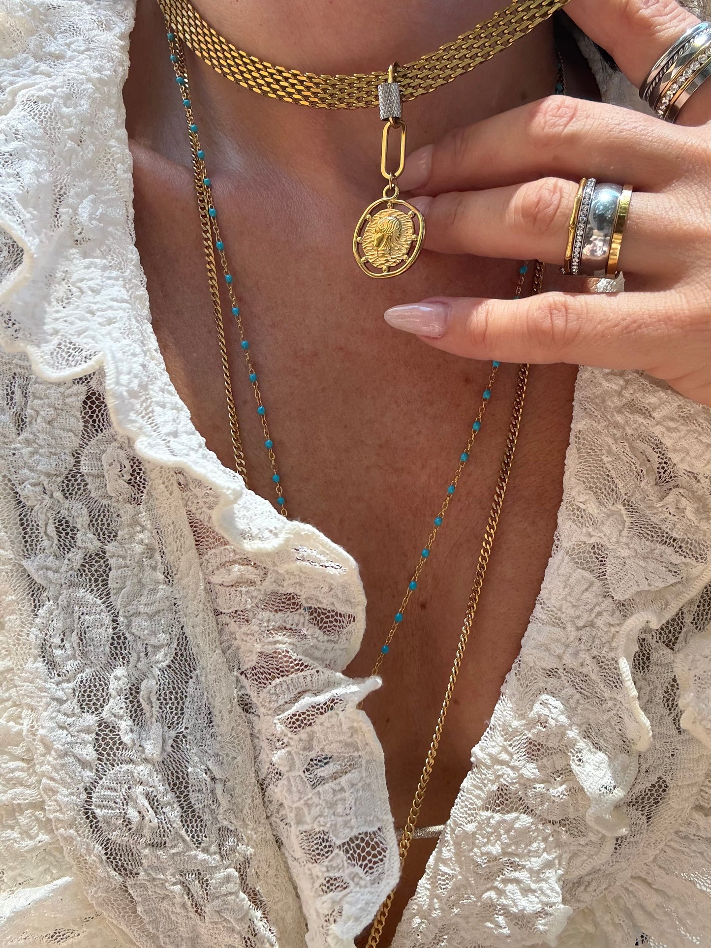 BOLD CHAIN MEDALLION CHOKER