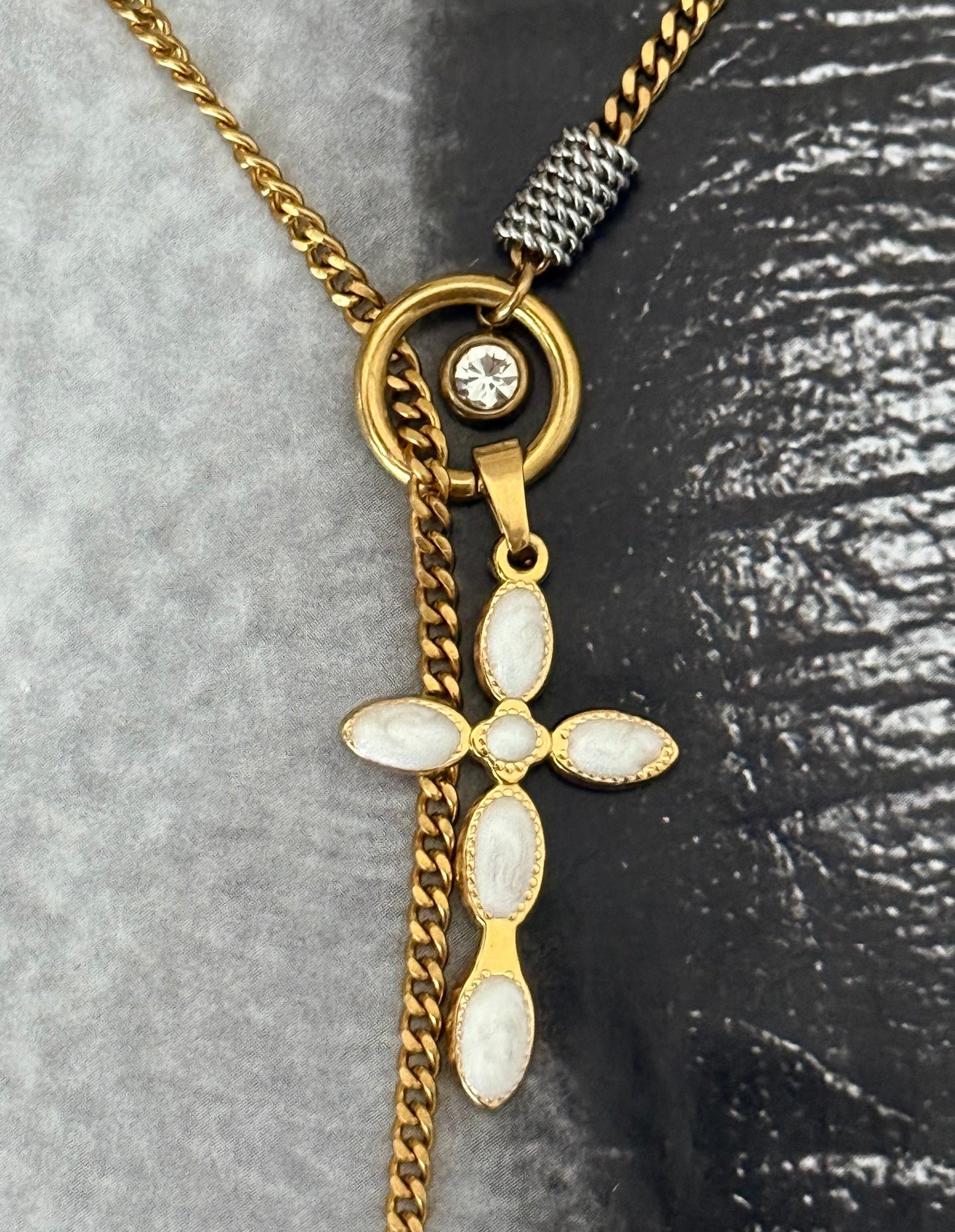 CRACE TIE NECKLACE