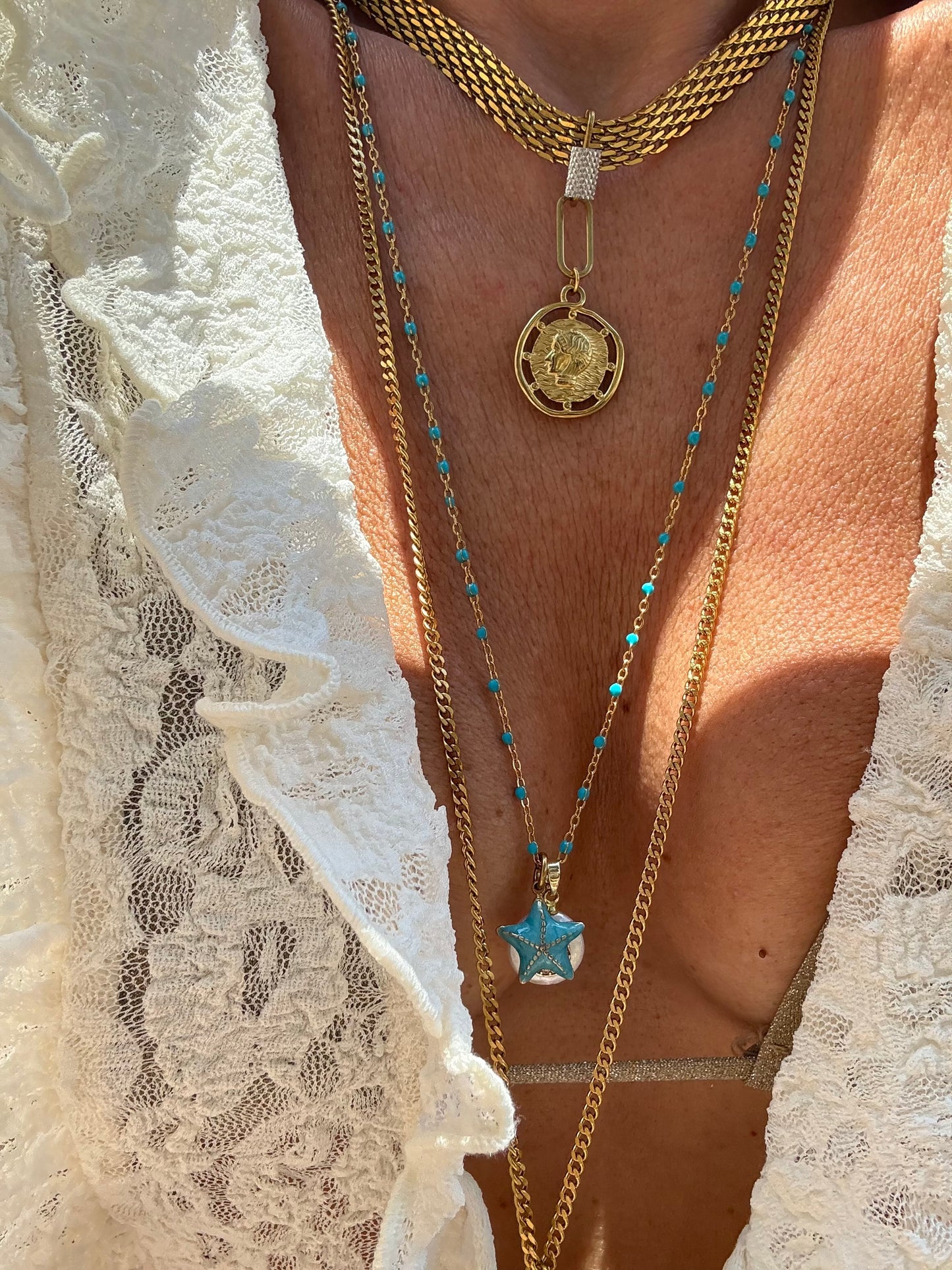 BOLD CHAIN MEDALLION CHOKER