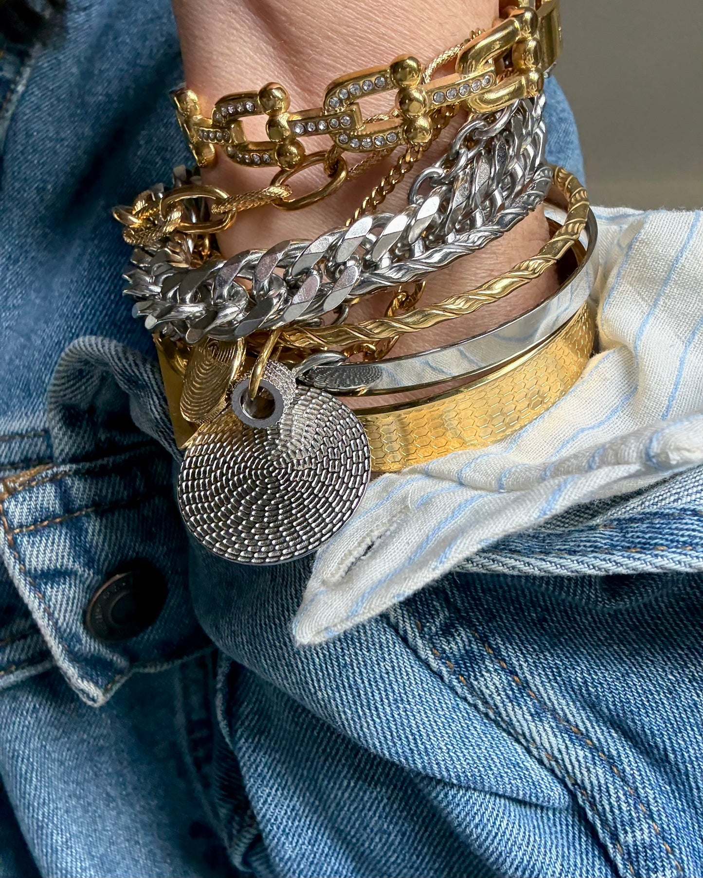 CHAIN GLOW BANGLE