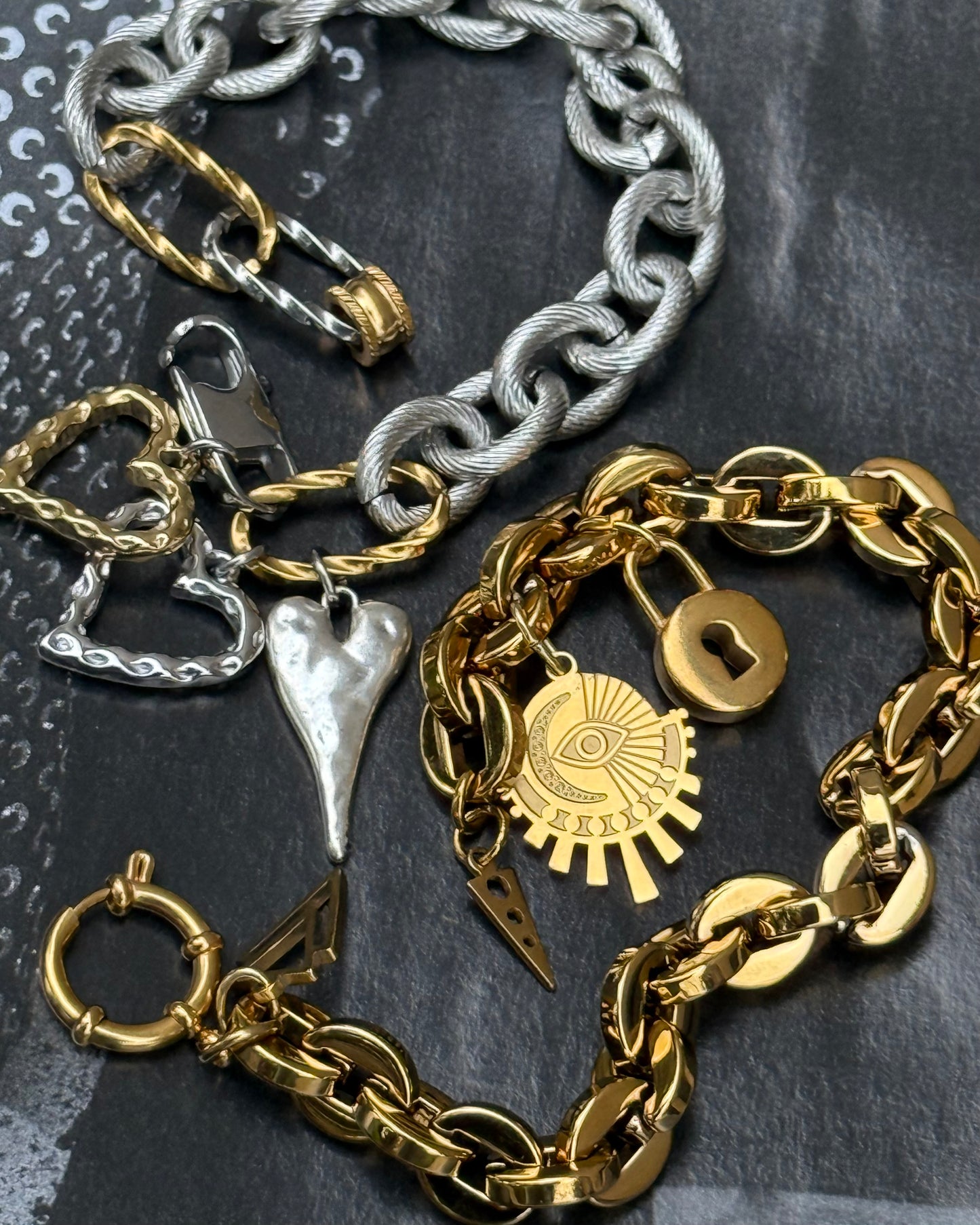 GOLDEN SYMBOLS CHAIN BRACELET