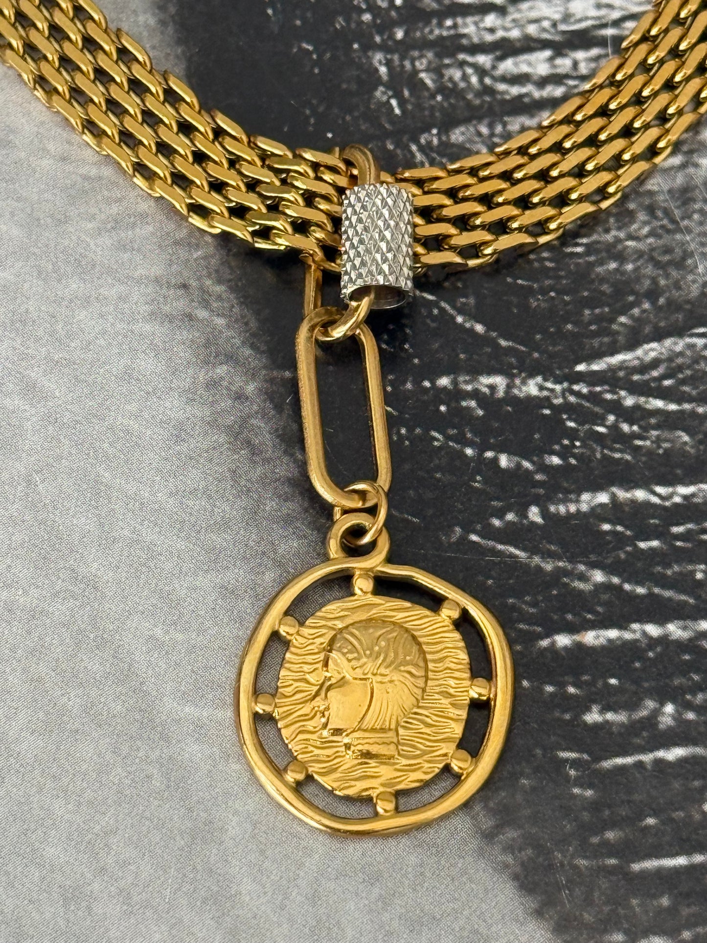 BOLD CHAIN MEDALLION CHOKER