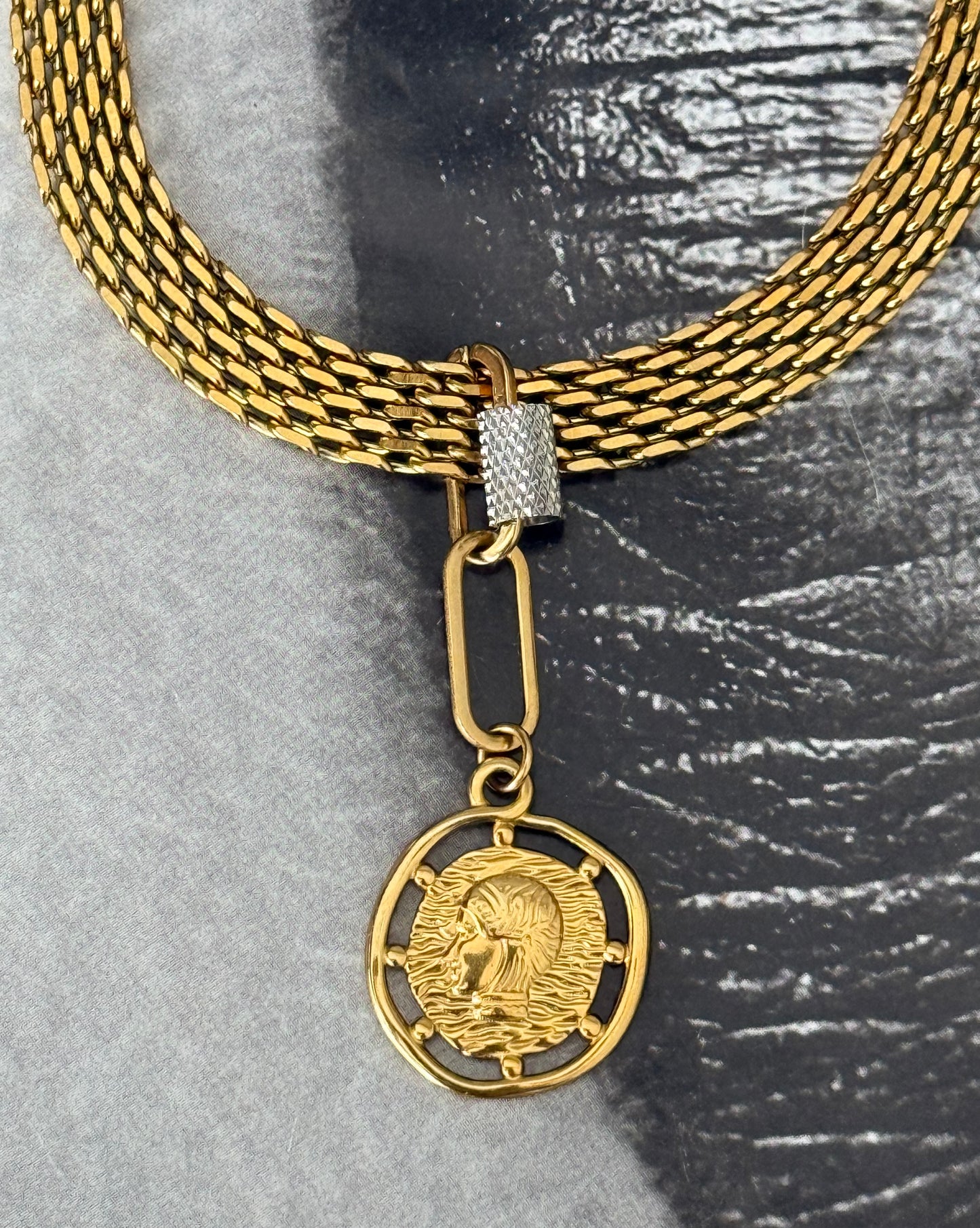 BOLD CHAIN MEDALLION CHOKER