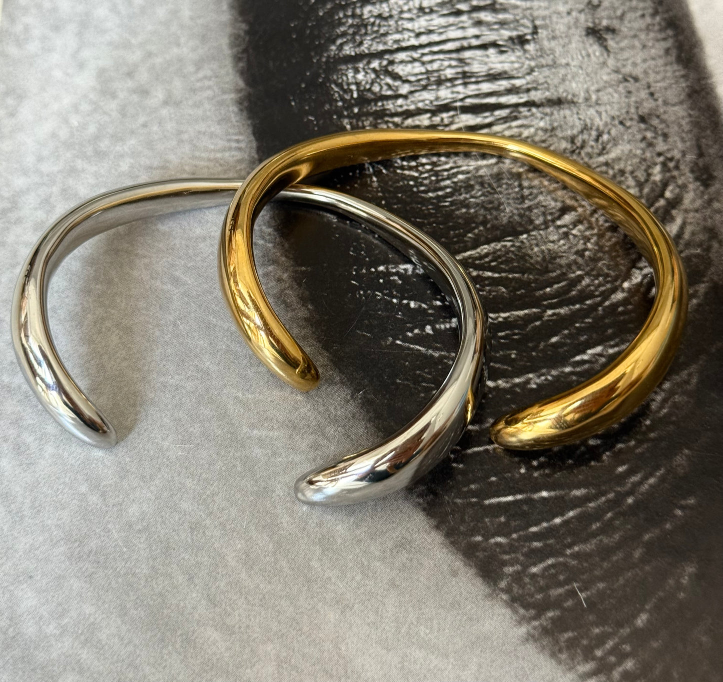MINIMAL FLOW BANGLE