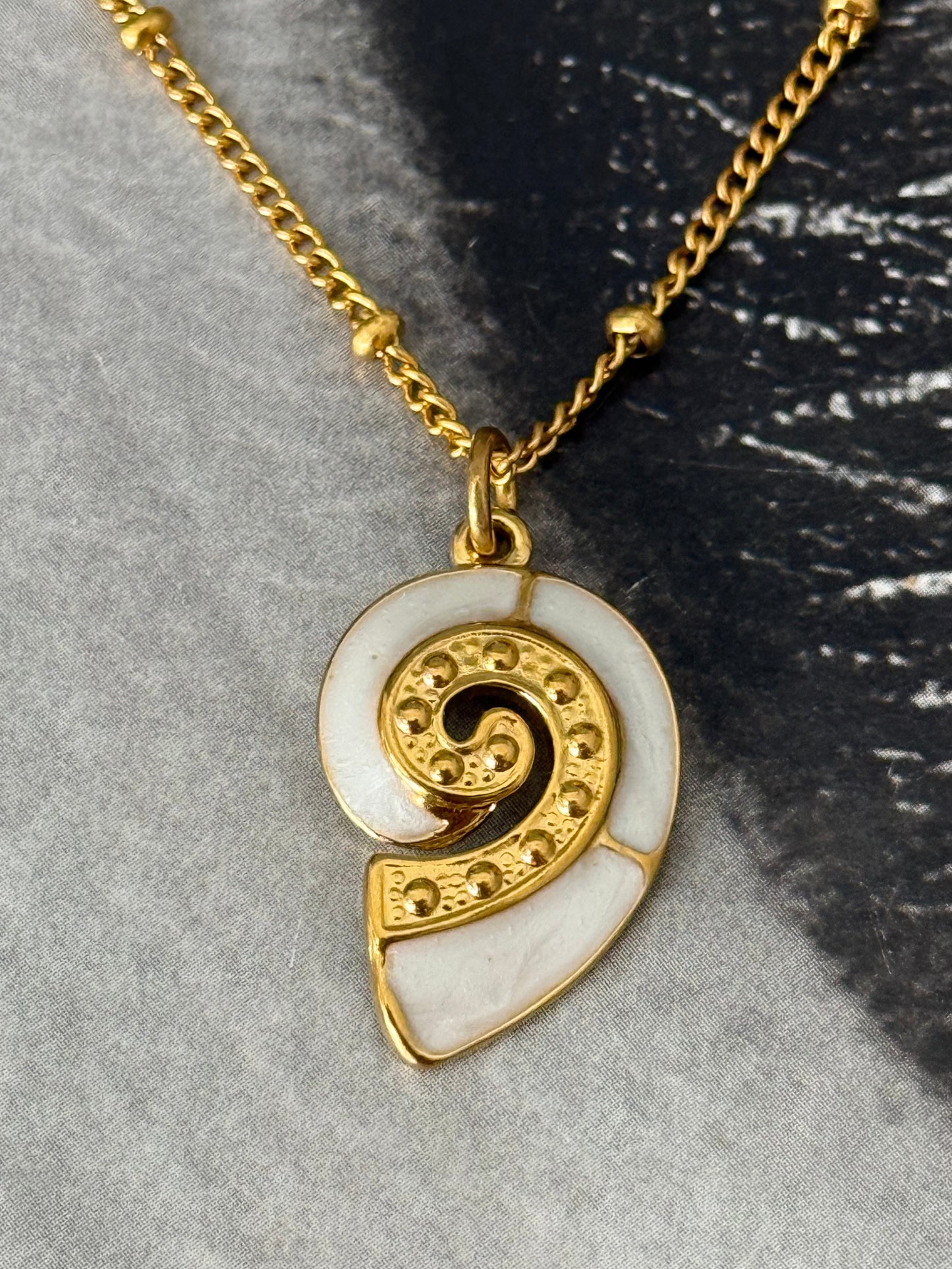 GOLDEN SHELL NECKLACE