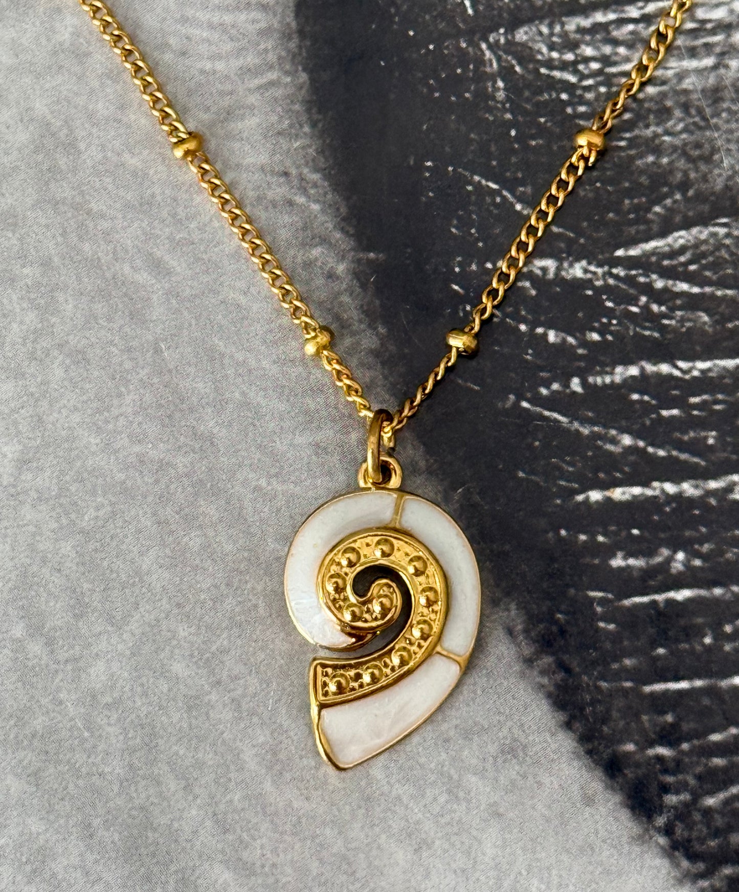 GOLDEN SHELL NECKLACE