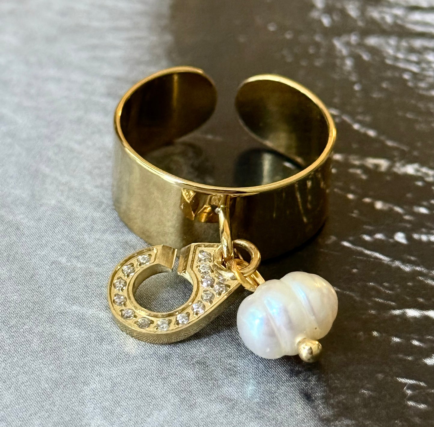 LOBSTER CHARM GOLD RING