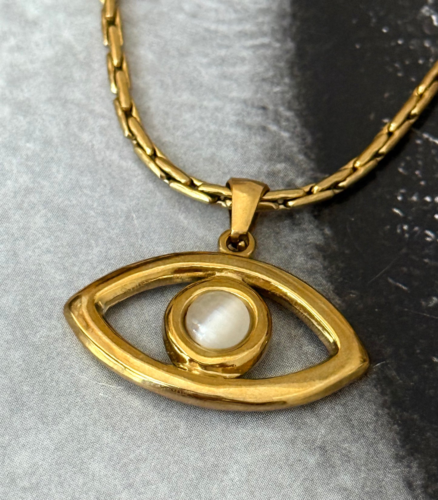 GOLDEN EYE CHOKER