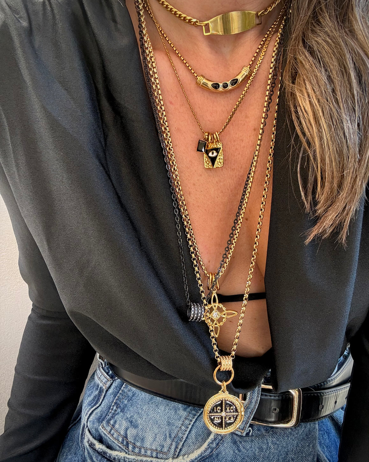 BLACK CURVE NECKLACE
