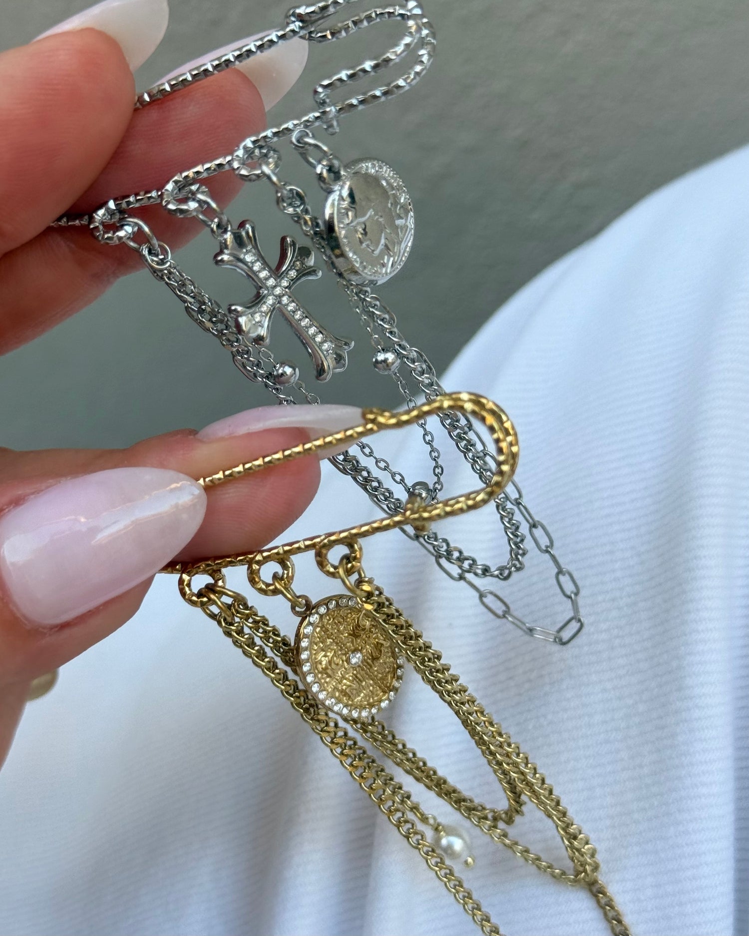 BROOCHES