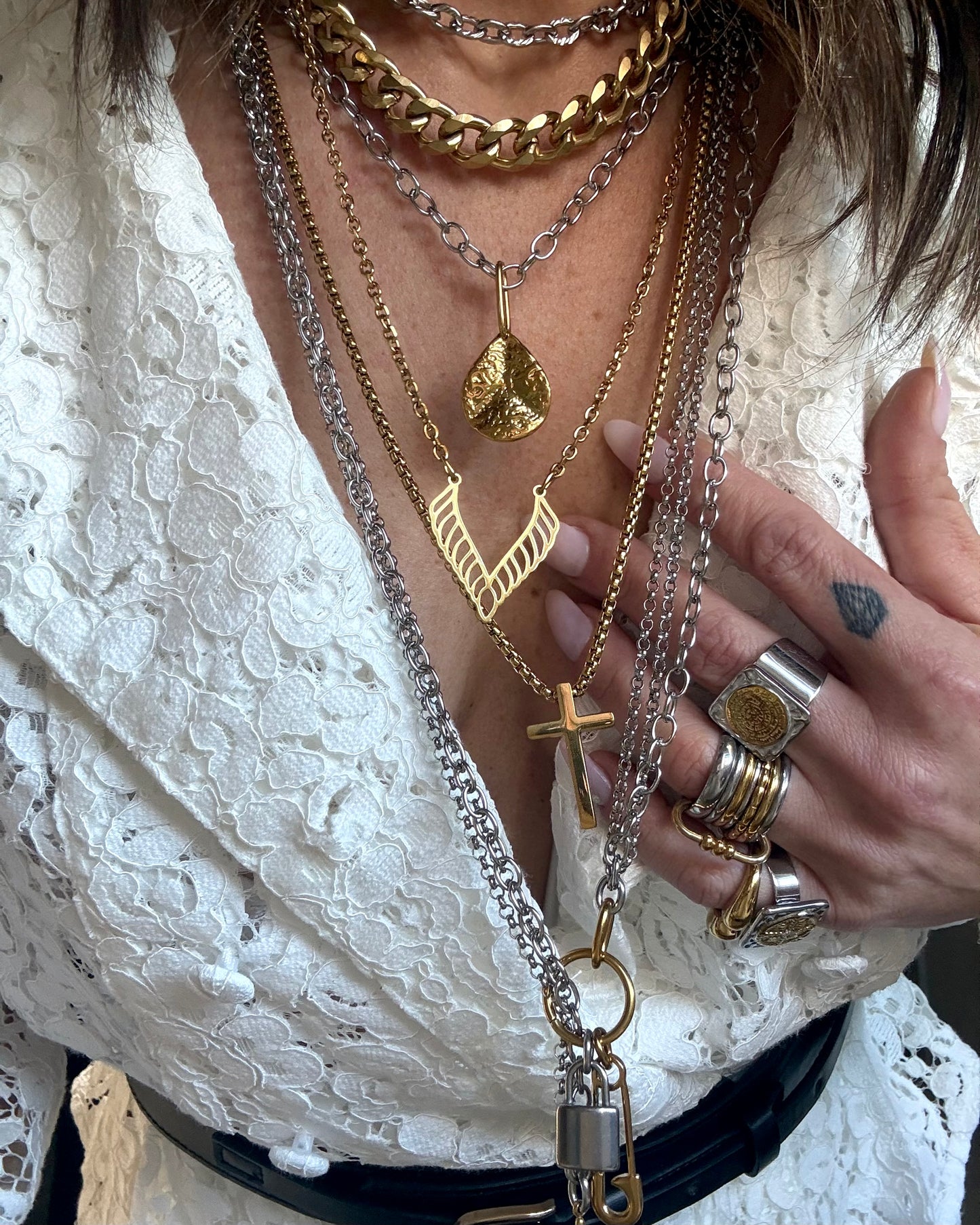 SILENT EDGE NECKLACE