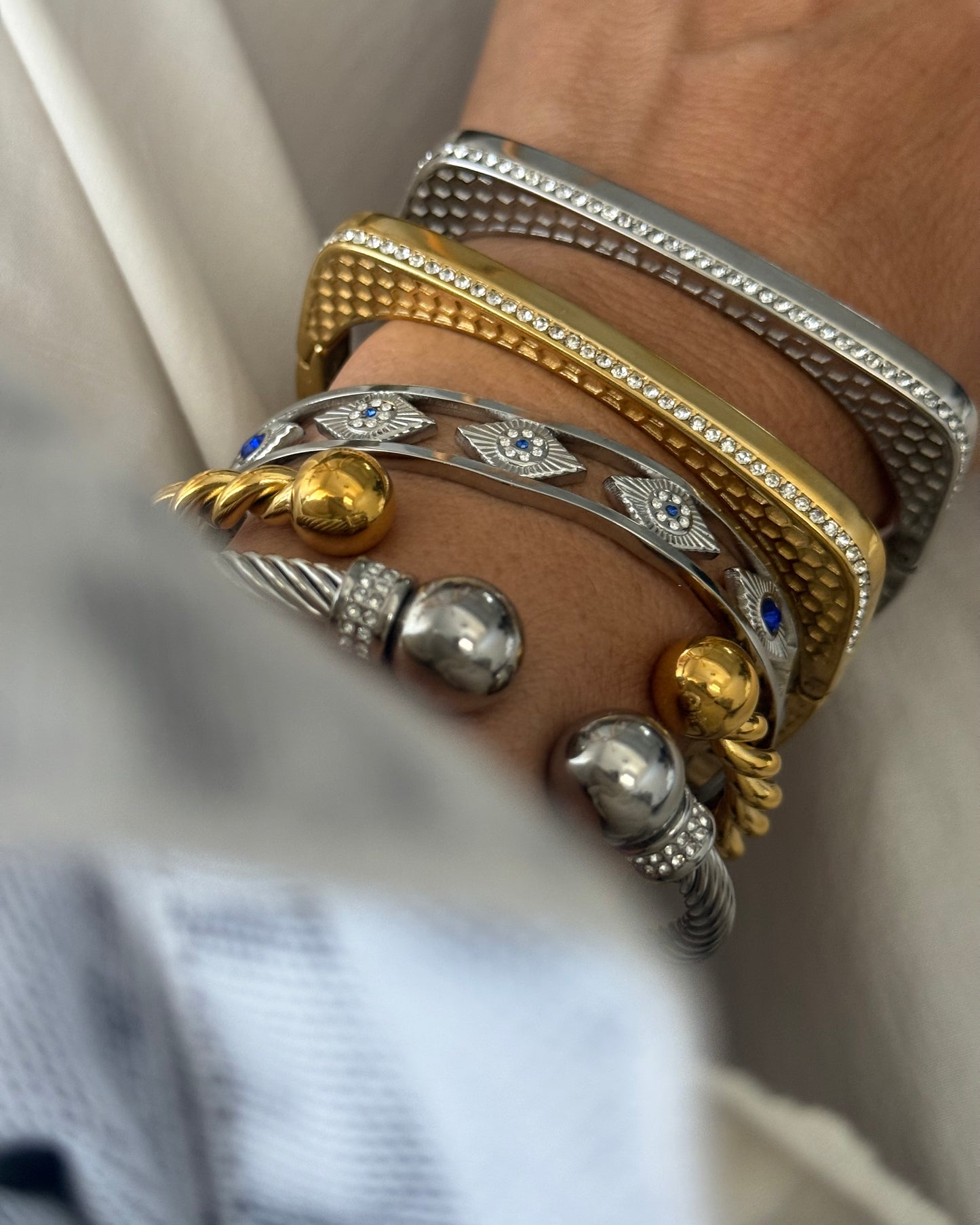 SQUARE RILIEF BANGLE