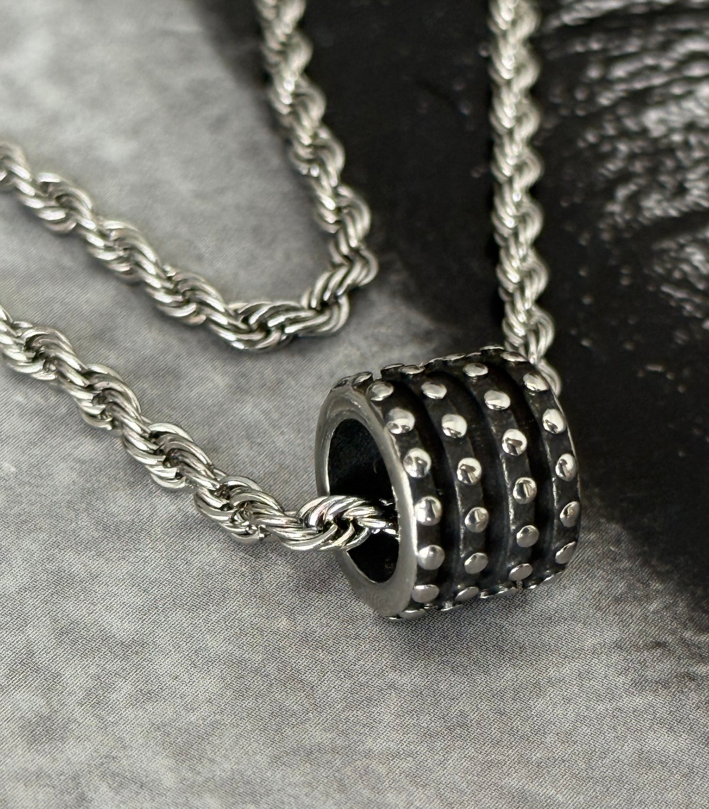 ICON TWIST BARREL NECKLACE