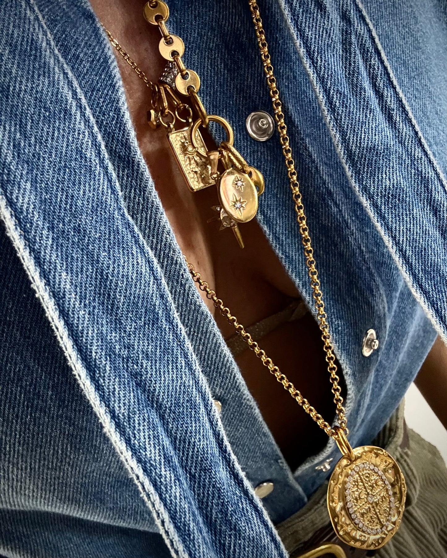 GOLDEN TIE CHARMS NECKLACE