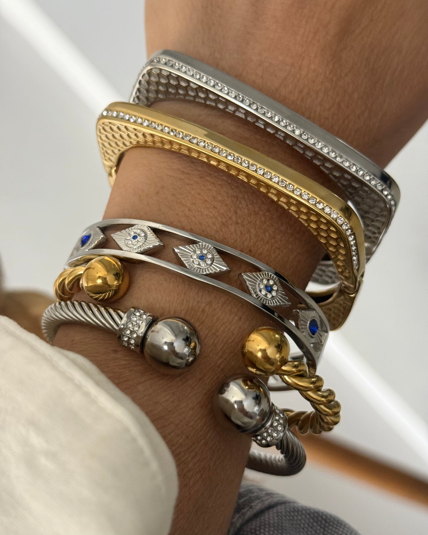 SQUARE RILIEF BANGLE
