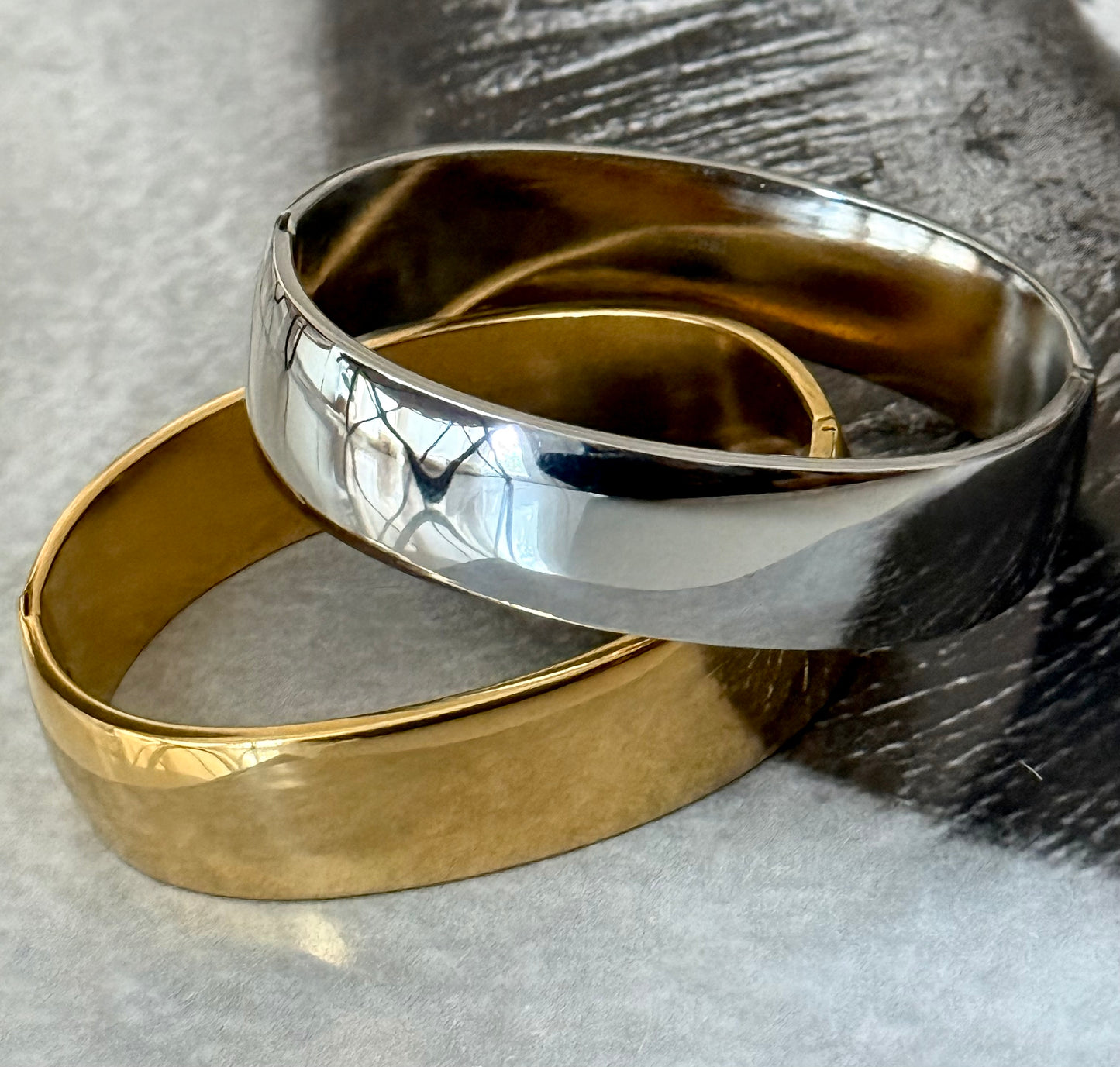 ESSENTIAL GLOW BANGLE