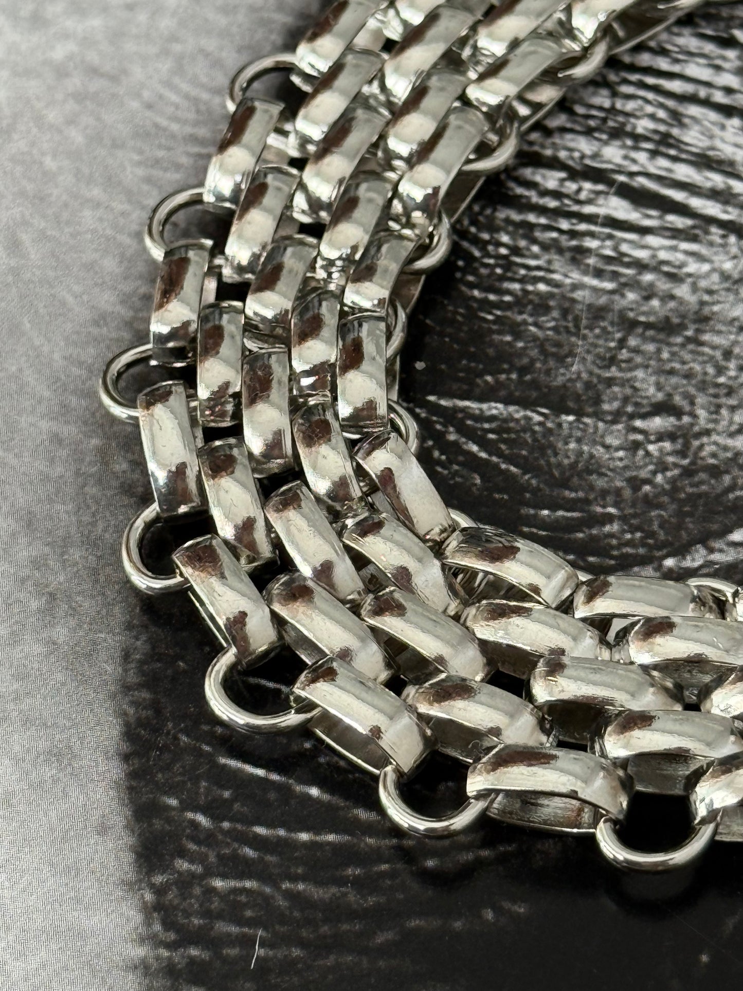 ICONIC BAND CHOKER NECKLACE