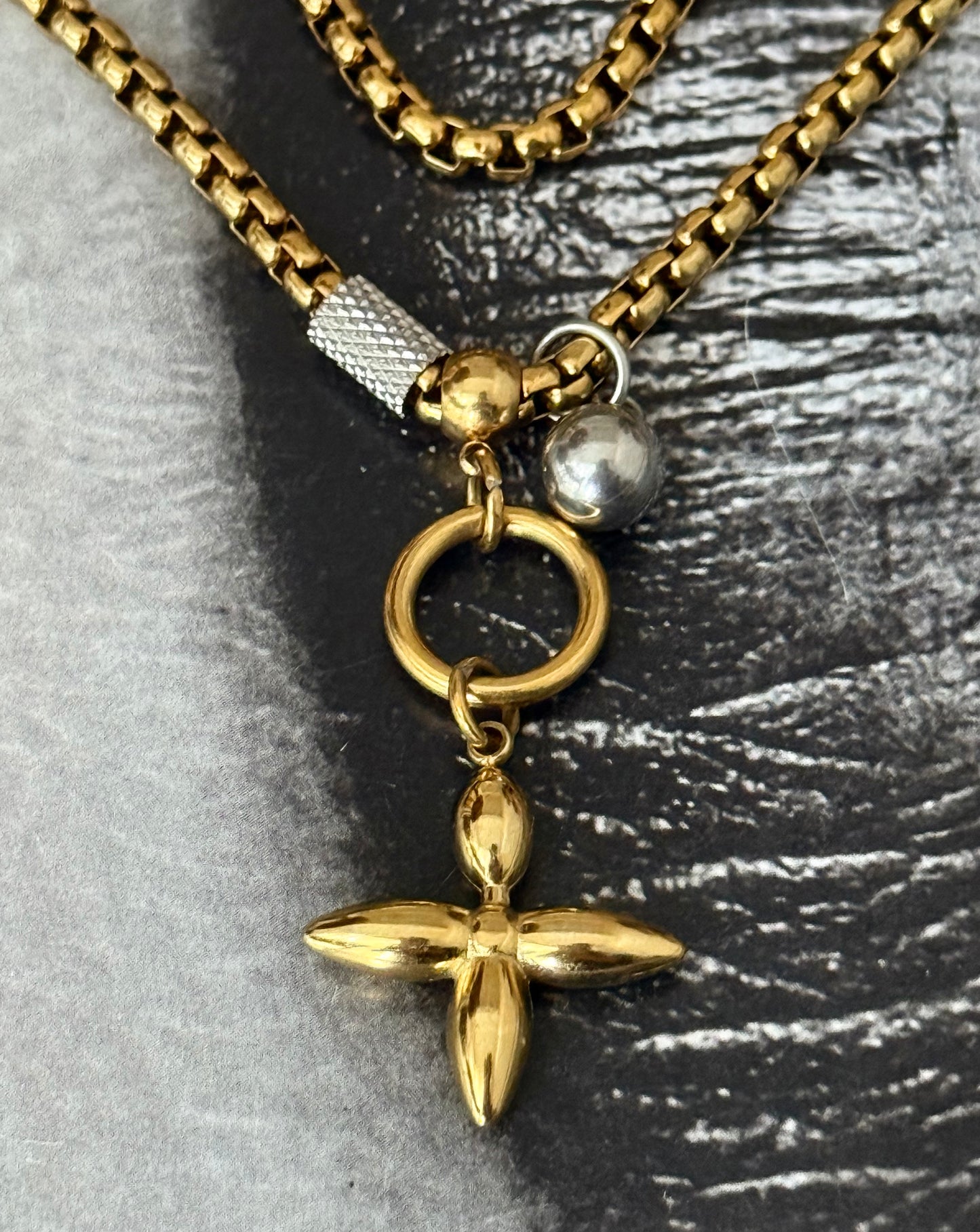 CROSSED GLOW NECKLACE