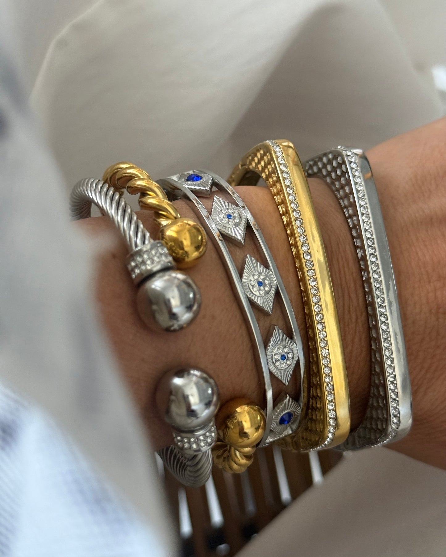 SQUARE RILIEF BANGLE