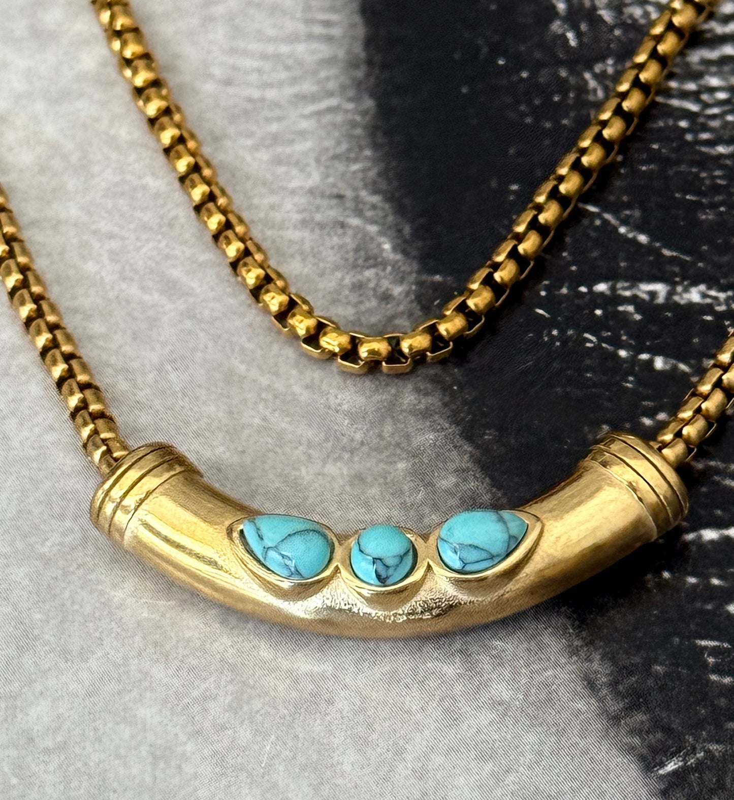 TURQUOISE CURVE NECKLACE