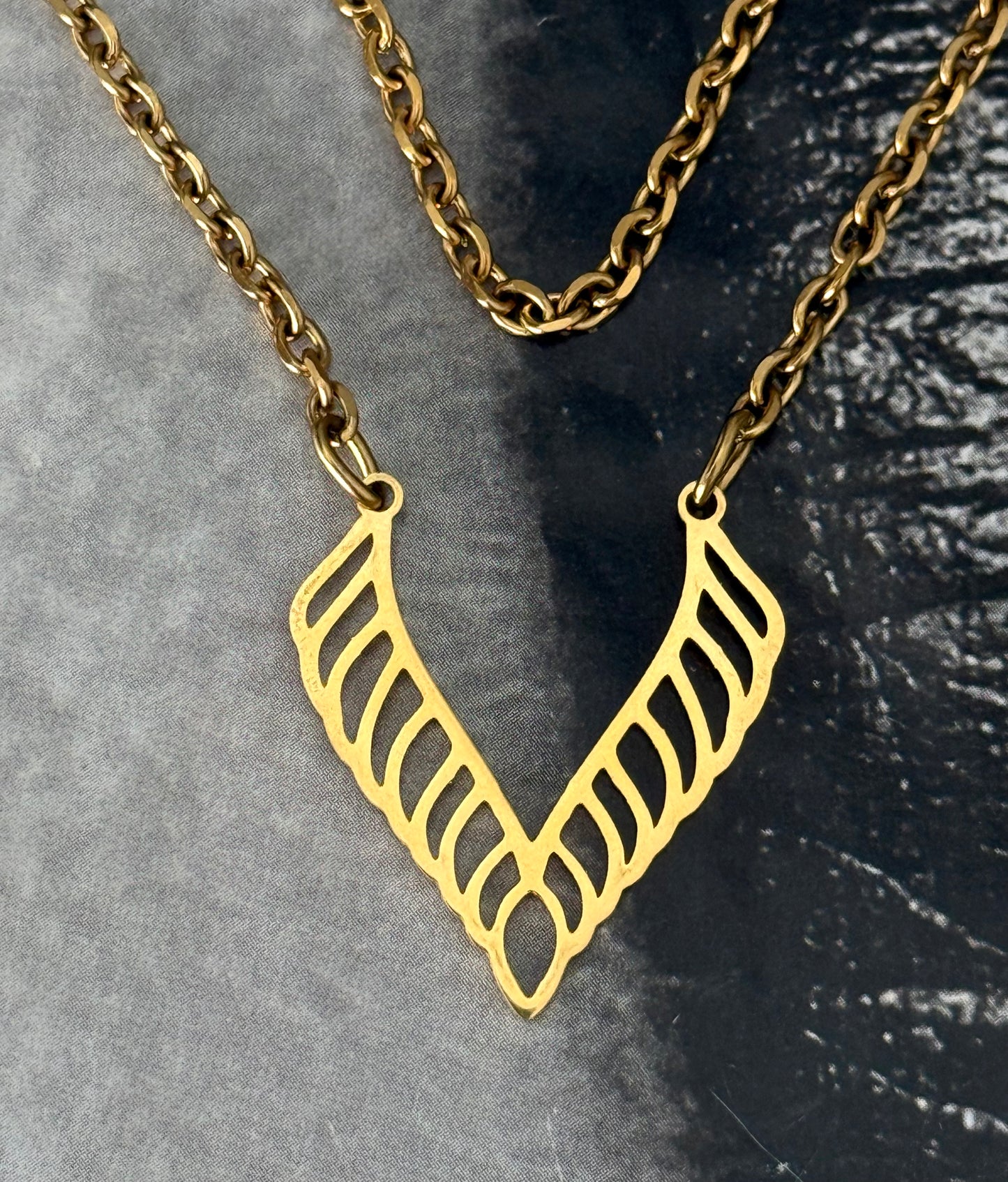 SILENT EDGE NECKLACE