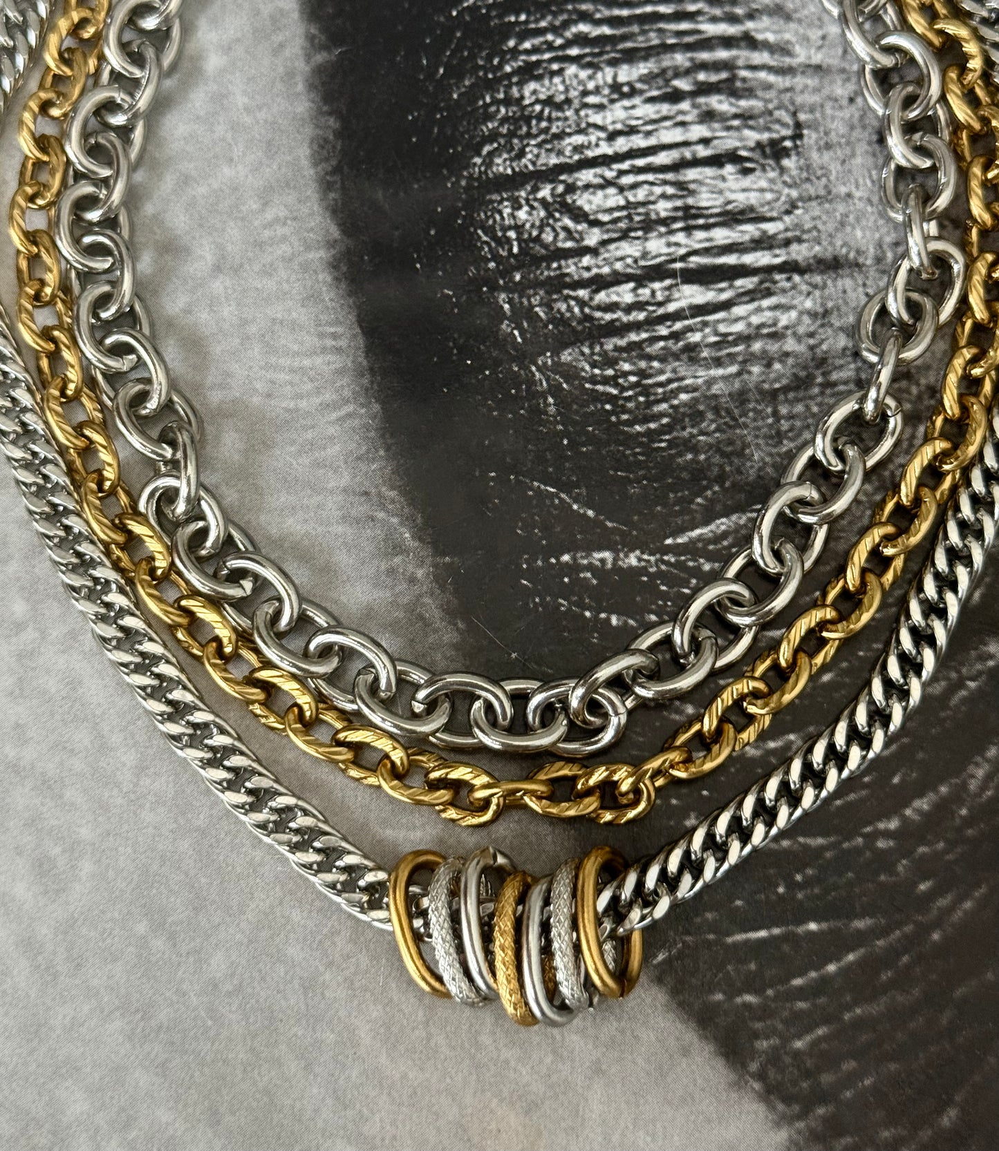 CHAIN SHIFT CHOKER BRACELET