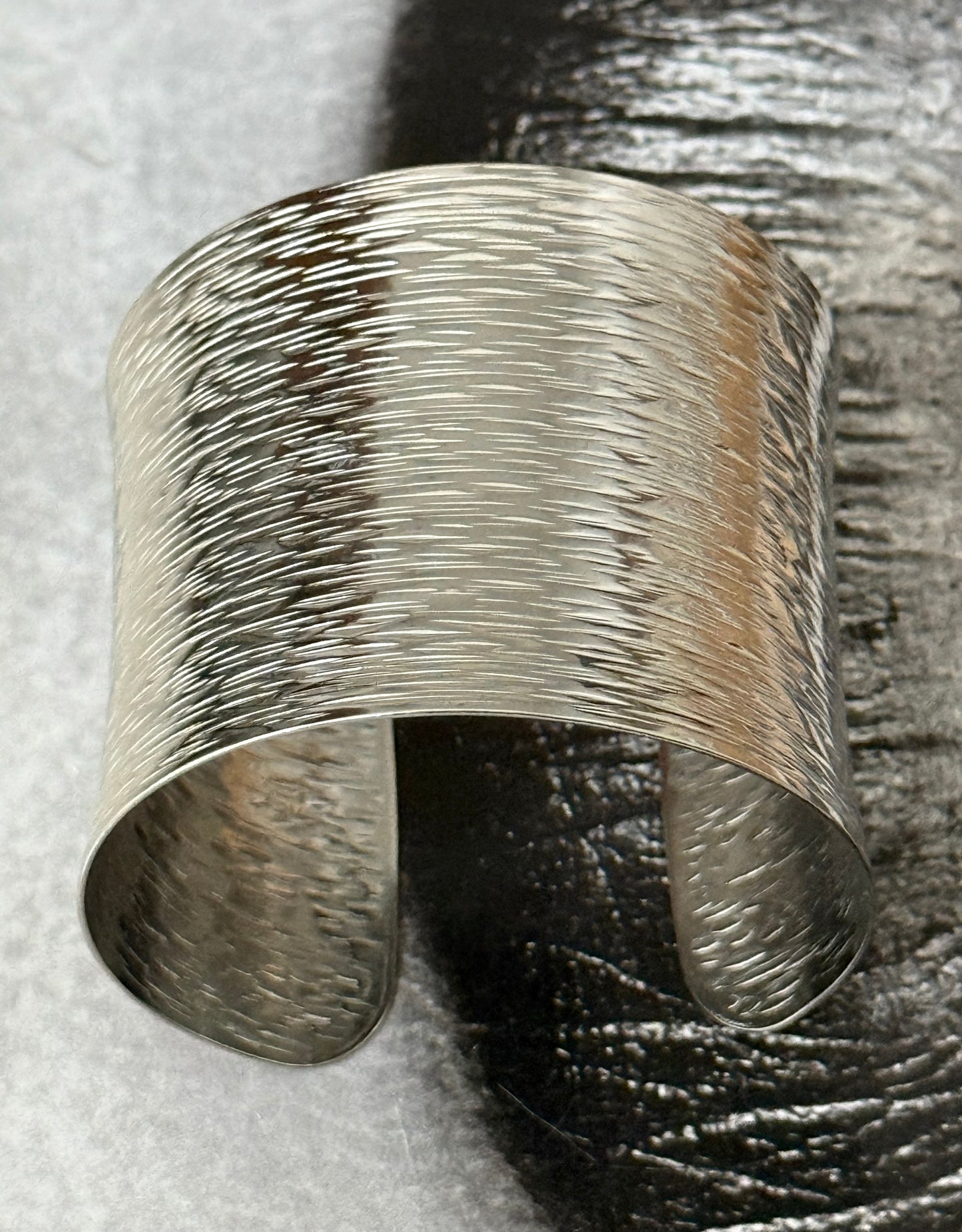 TEXTURED BOLD CUFF