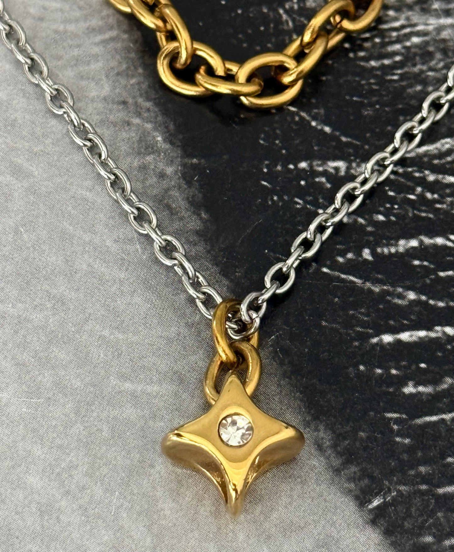 DOUBLE LAYER NECKLACE