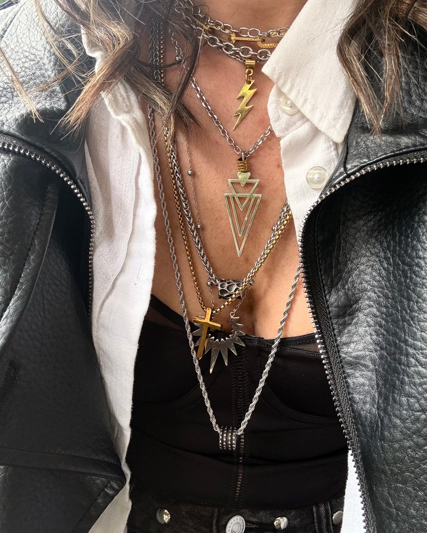 ICON TWIST BARREL NECKLACE