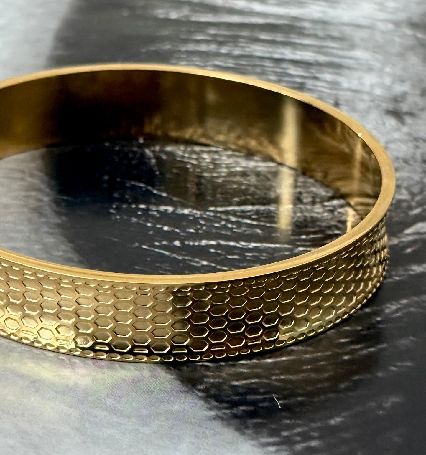 TEXTURED GLOW BANGLE