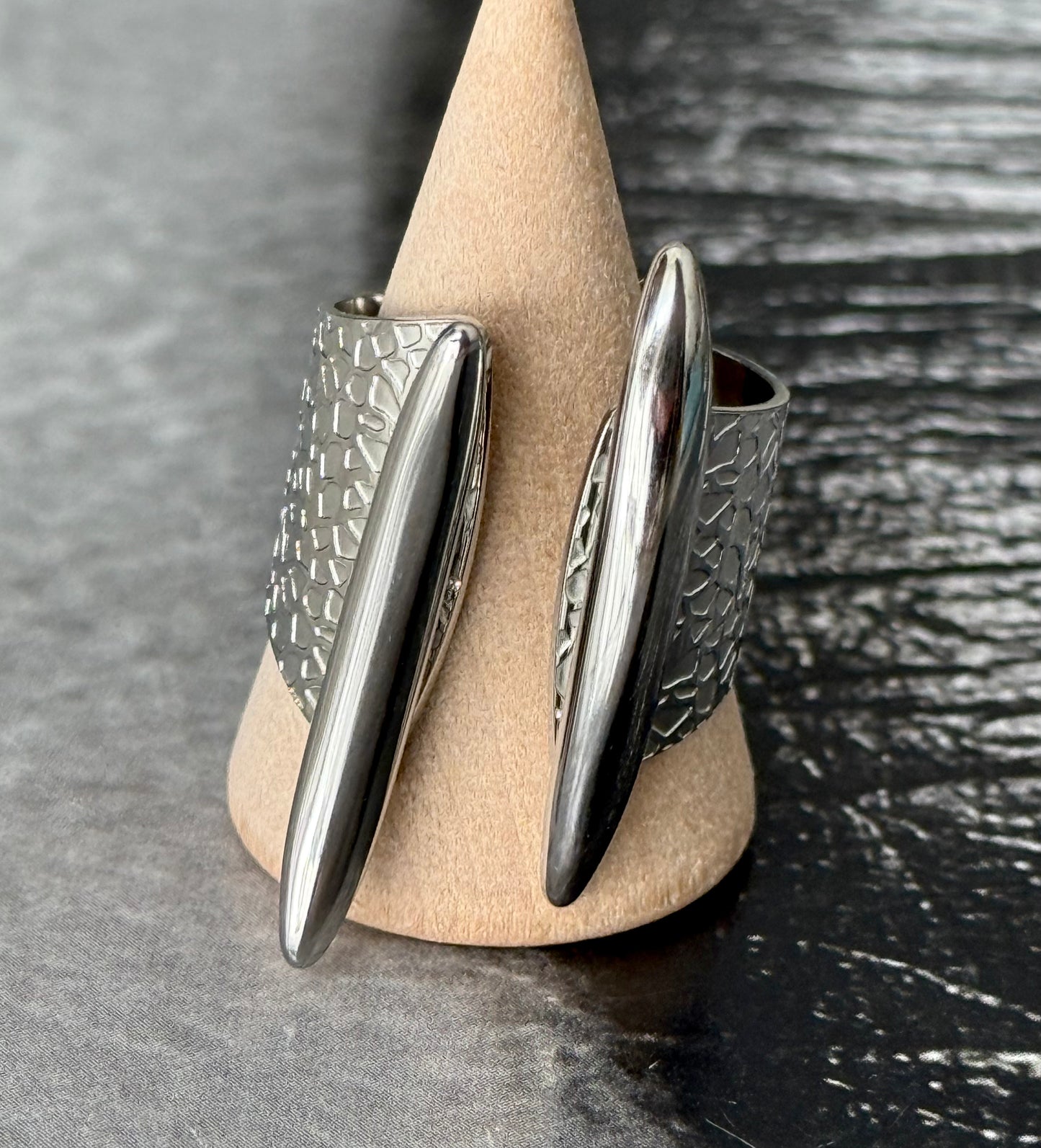 SCULPTED EDGE RING