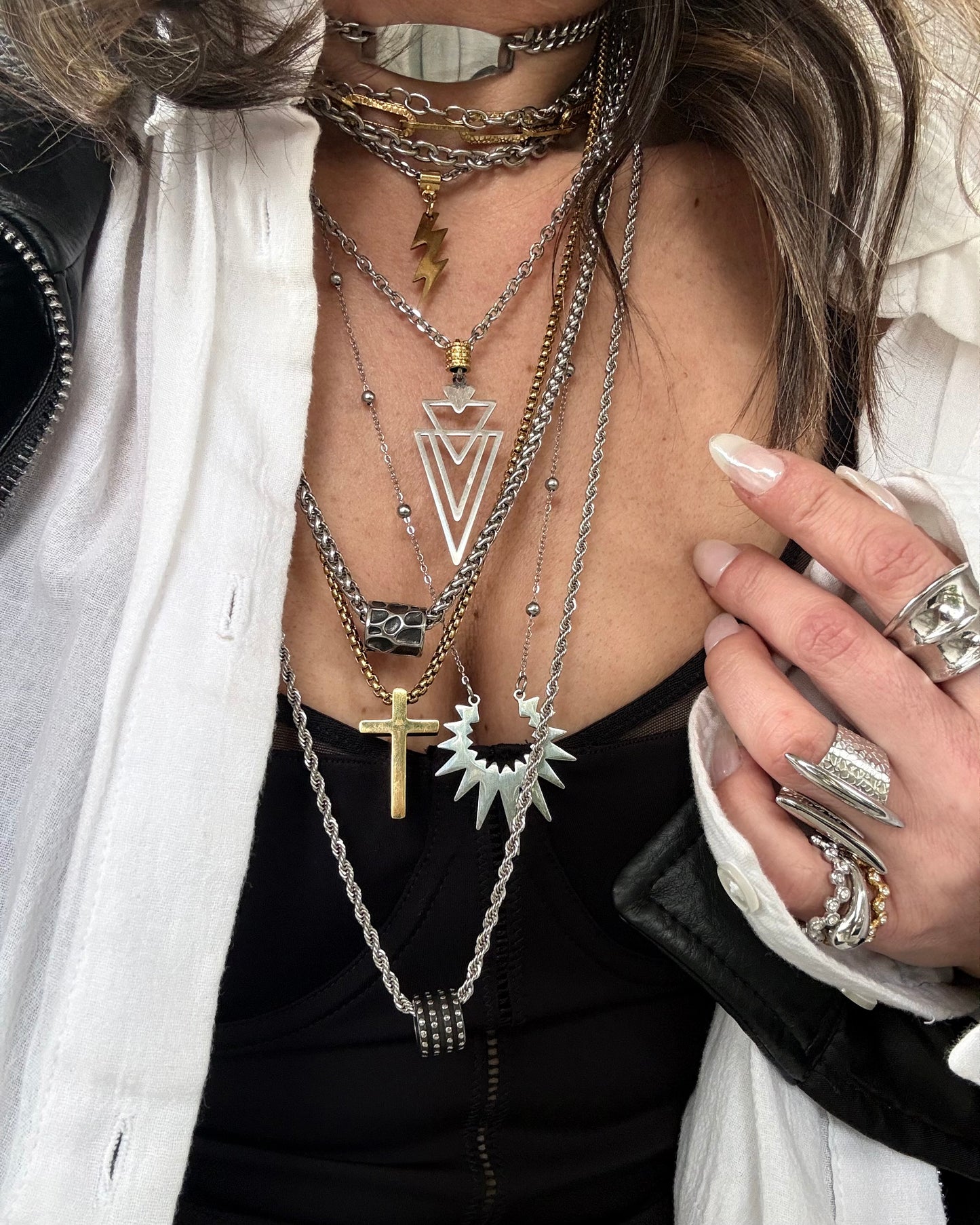 ICON TWIST BARREL NECKLACE