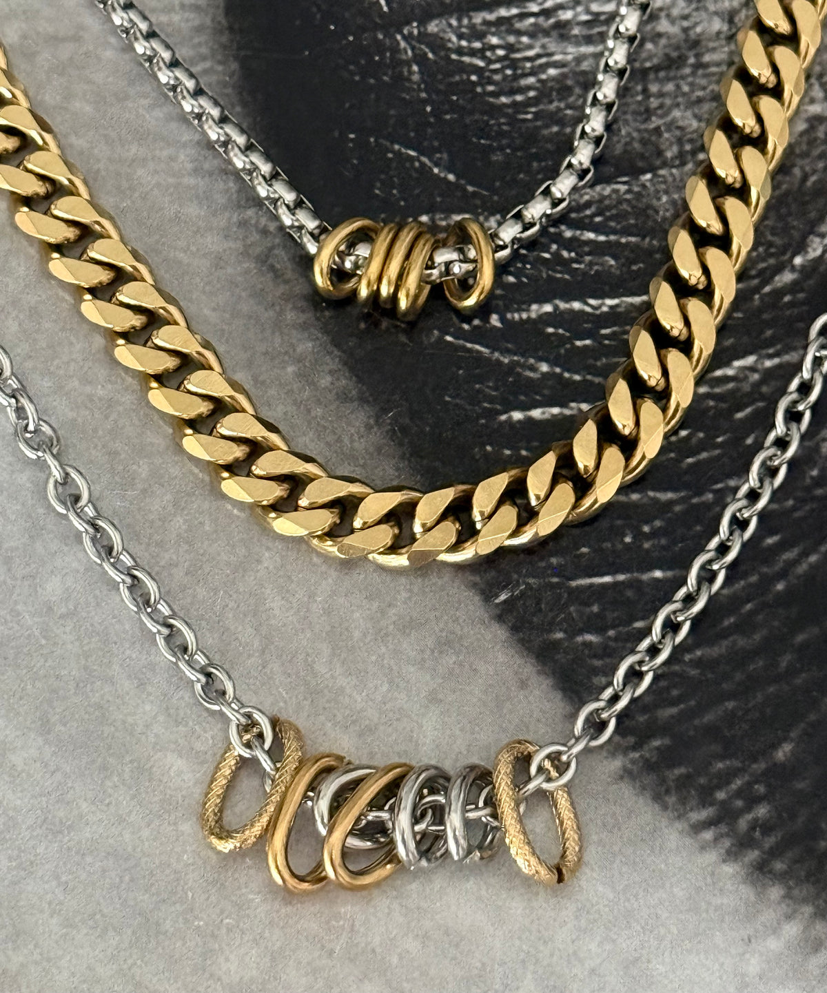 CONTRAST TRIPLE NECKLACE