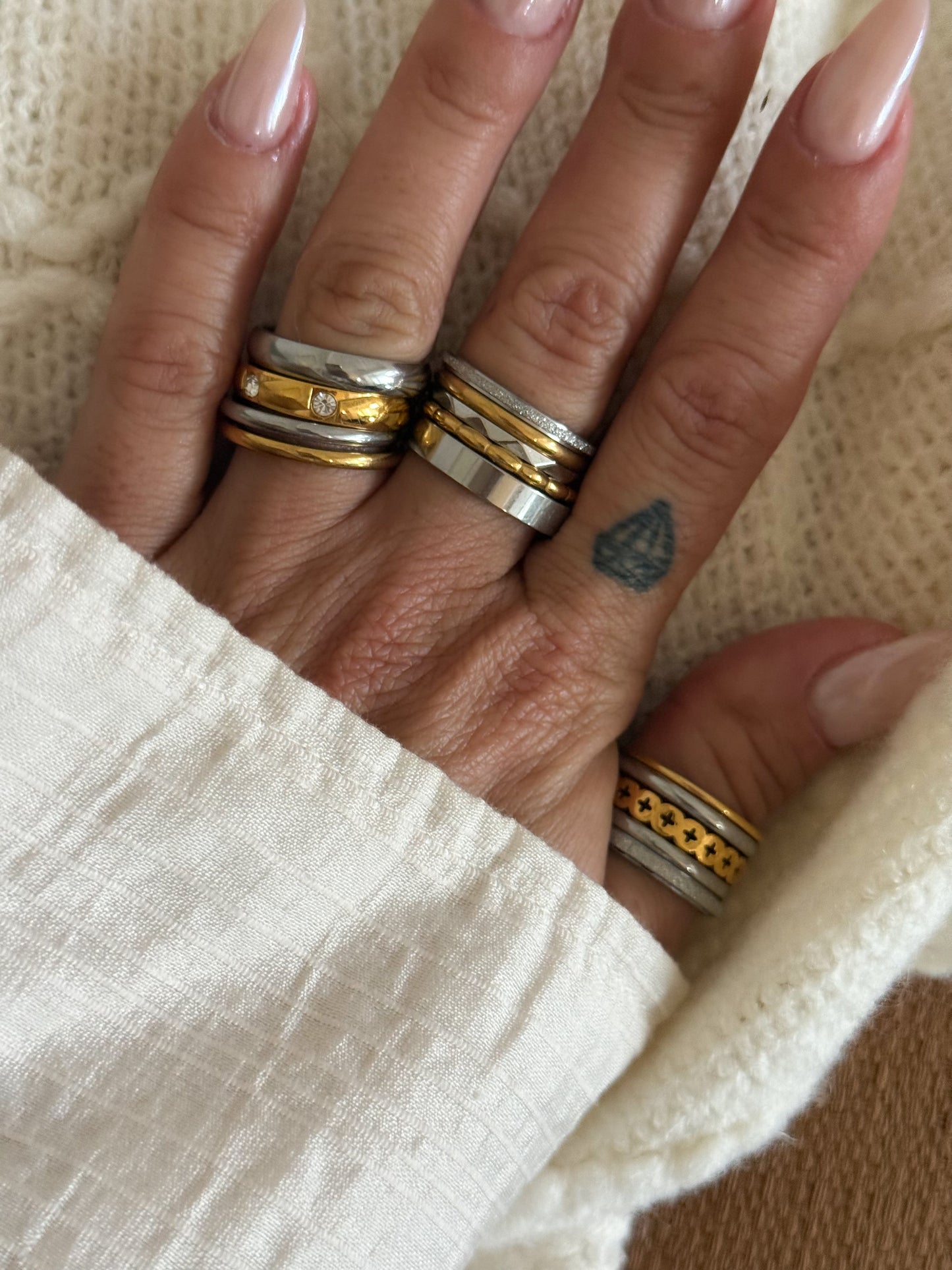 SHIMMER BAND RING (Size 7)