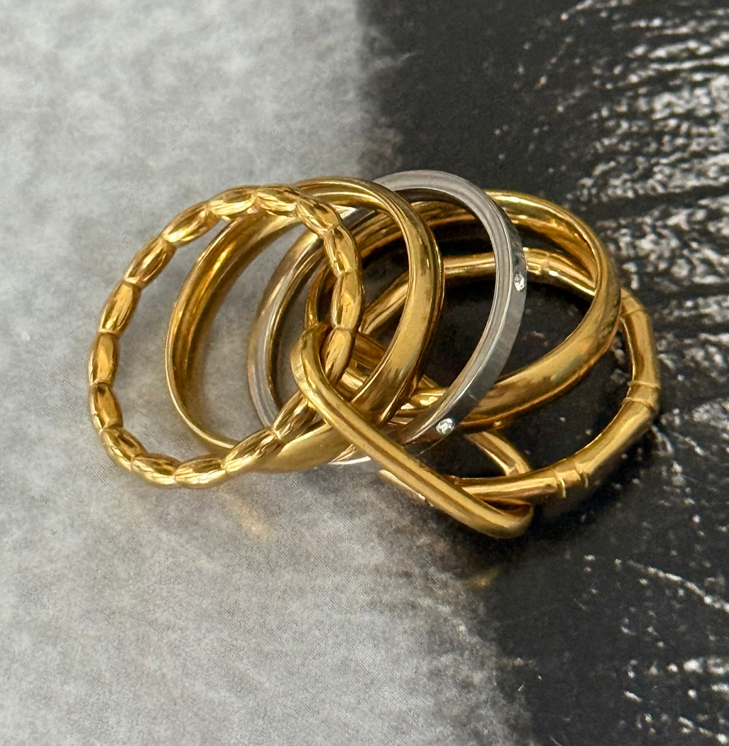 LINKED GOLD RING (SIZE 7&8)
