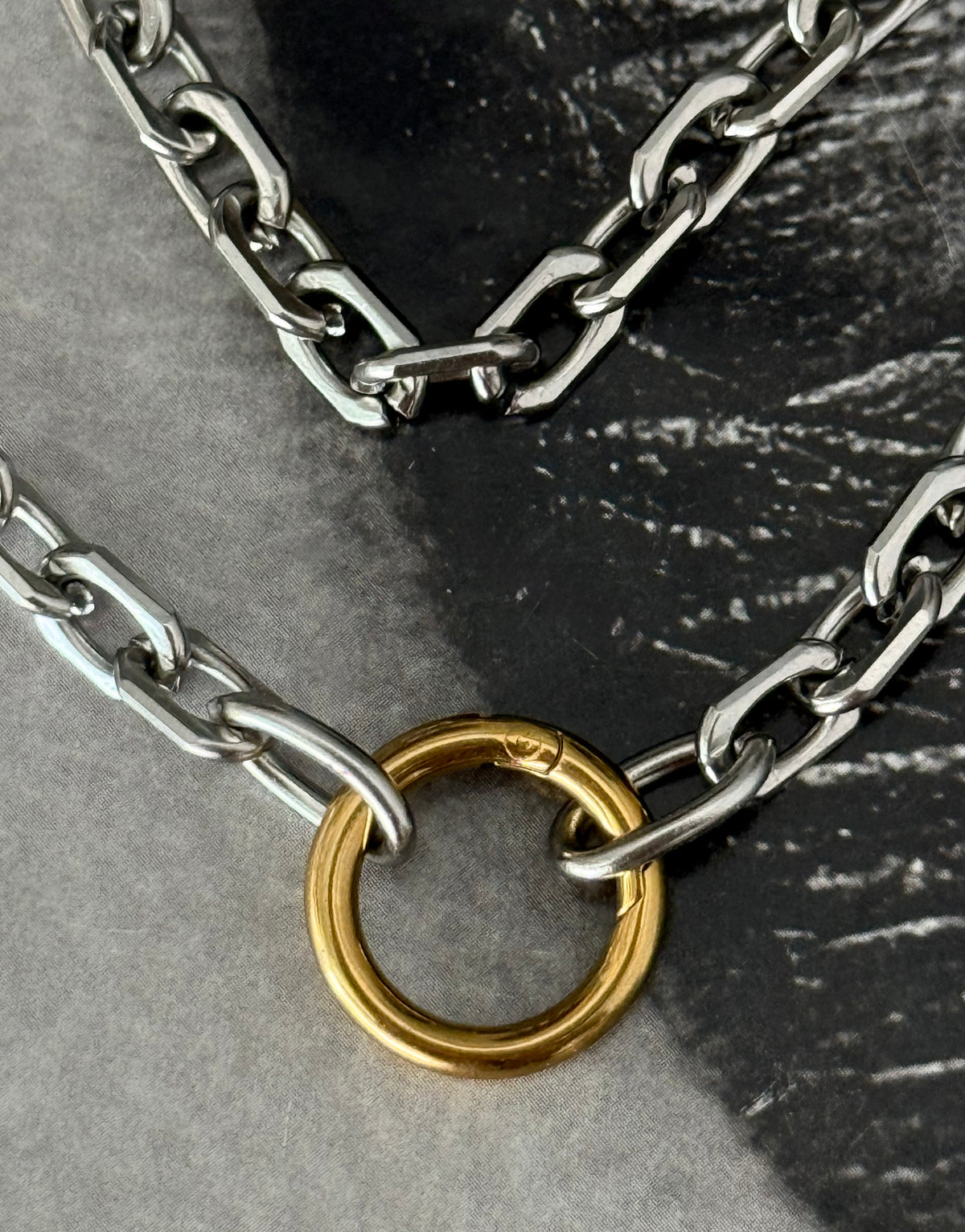 CONTRAST NECKLACE
