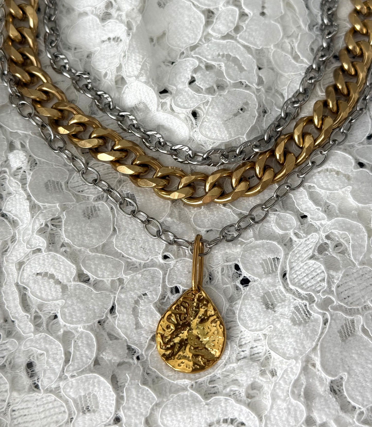 MIXED CHAINS NECKLACE