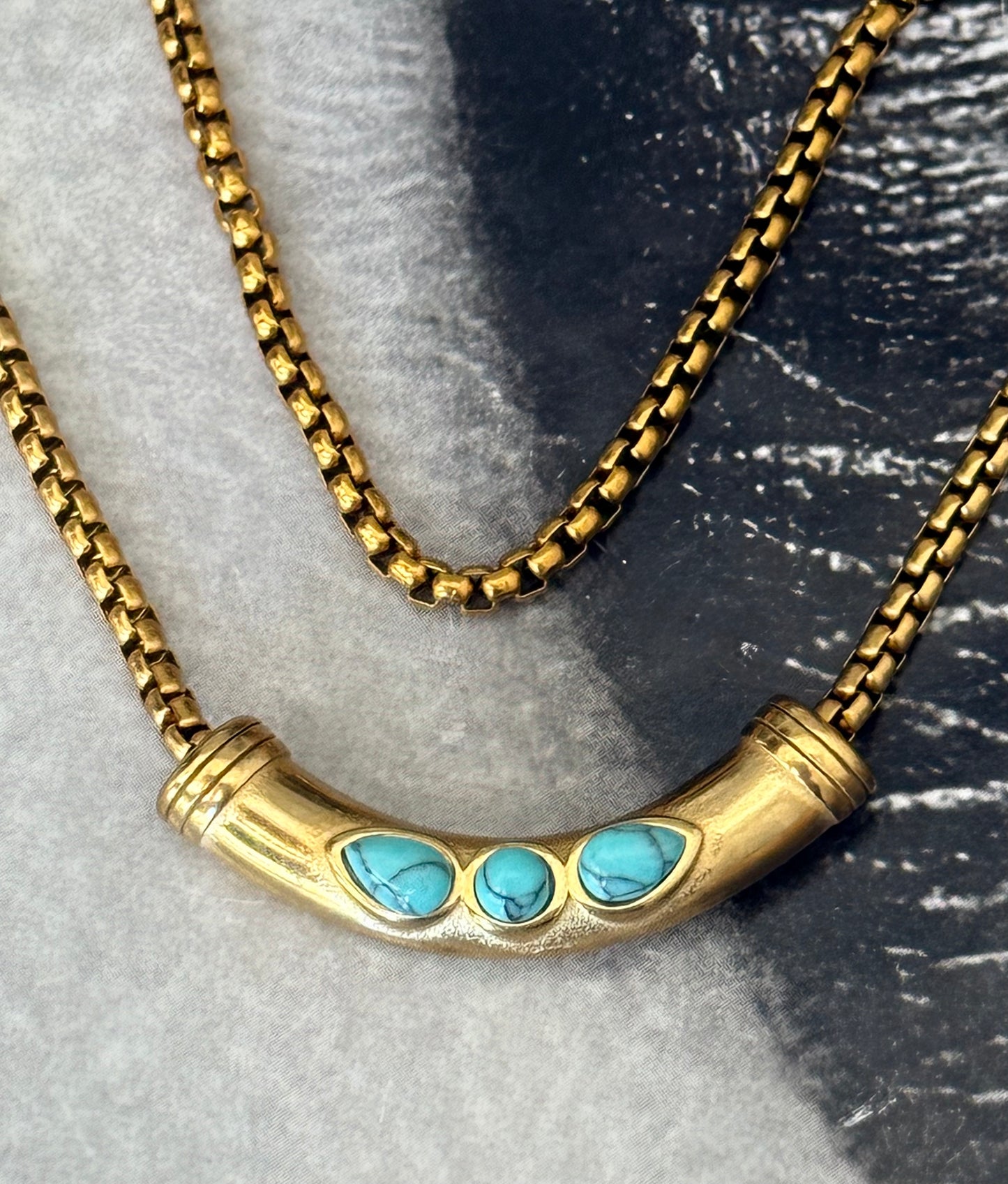 TURQUOISE CURVE NECKLACE