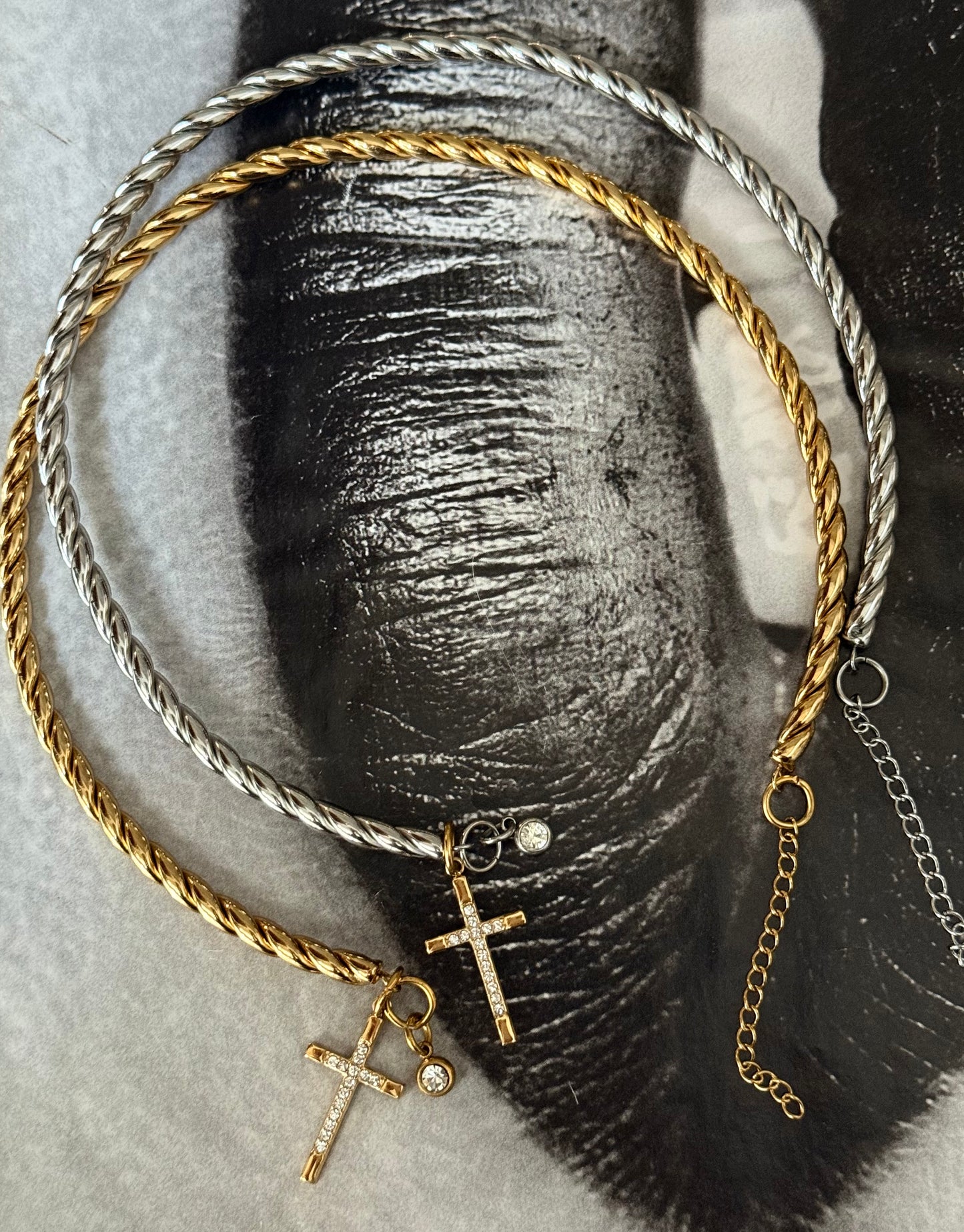 LITOUKA TWIST ICON CHOKER