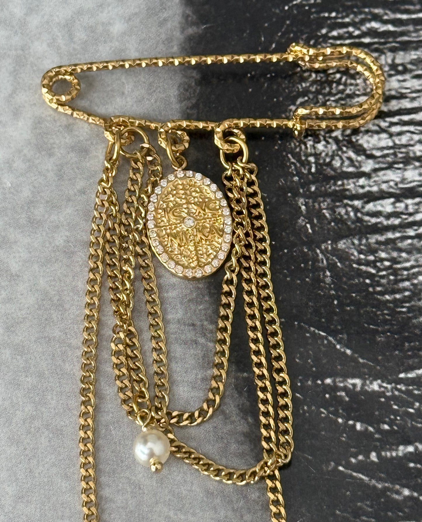 GOLD – SAFETY CHAIN BROOCH