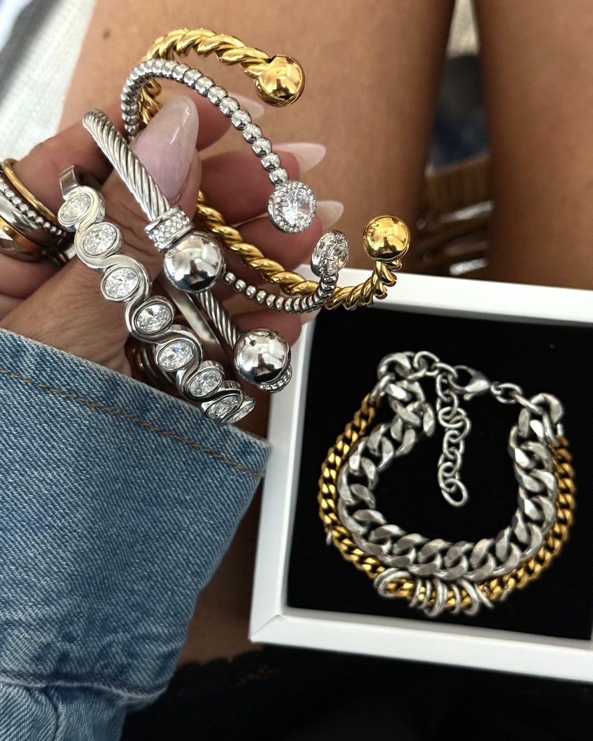 CRYSTAL LINE BANGLE