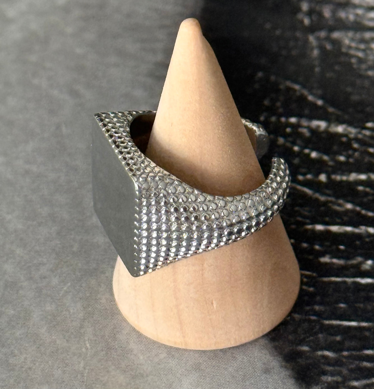 BOLD FRAME RING