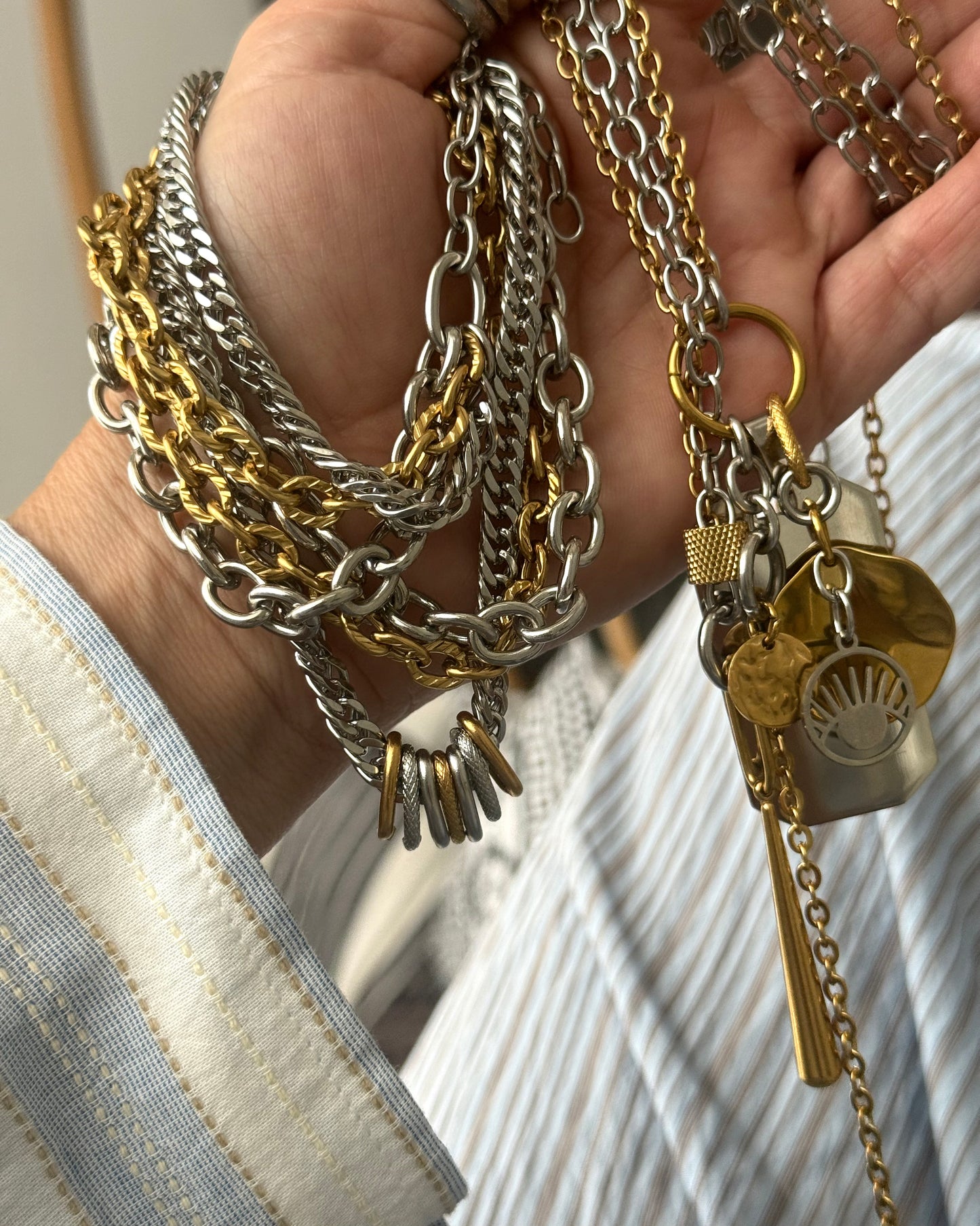 CHAIN SHIFT CHOKER BRACELET