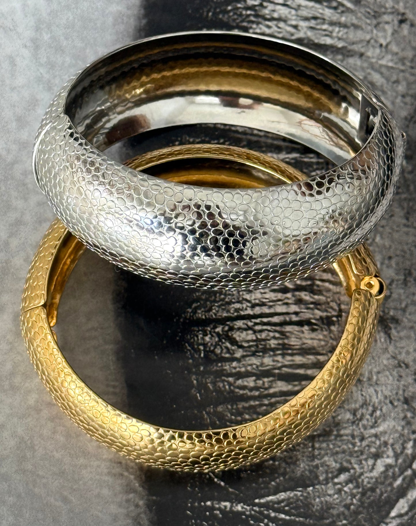 TERRA TEXTURE HANDCUFF