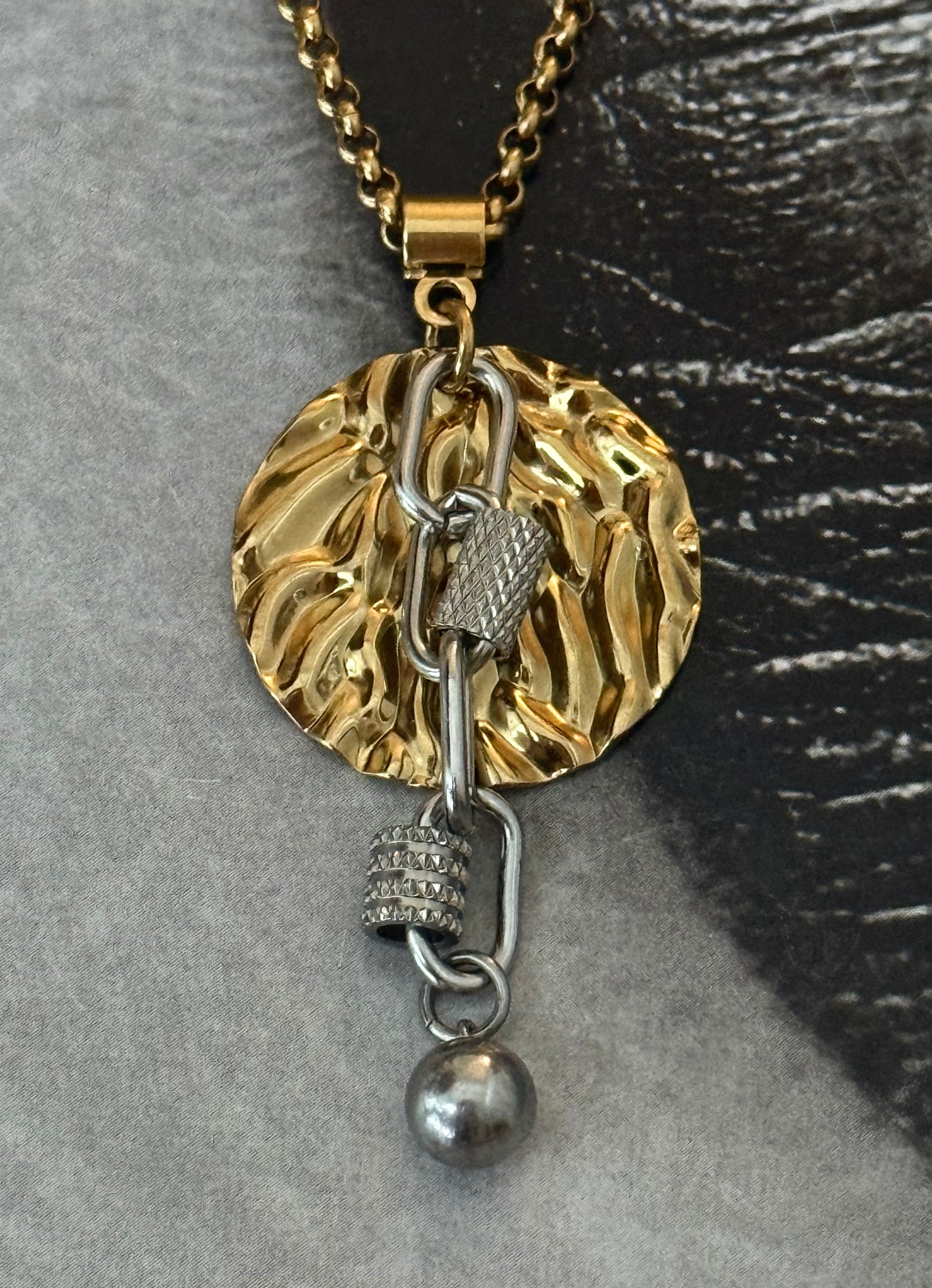 METAL WAVES NECKLACE